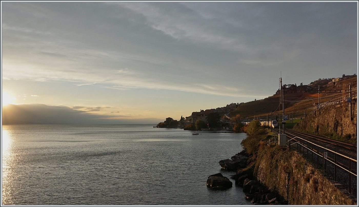 Bei diesem Licht, bei dieser Stimmung passt die  Freccia Argento -Farbgebung des FS Trenitalia ETR 610 recht gut, auch wenn der EC 30008 (Domodossola - Genève) etwas versteckt ist. 

12. Nov. 2024