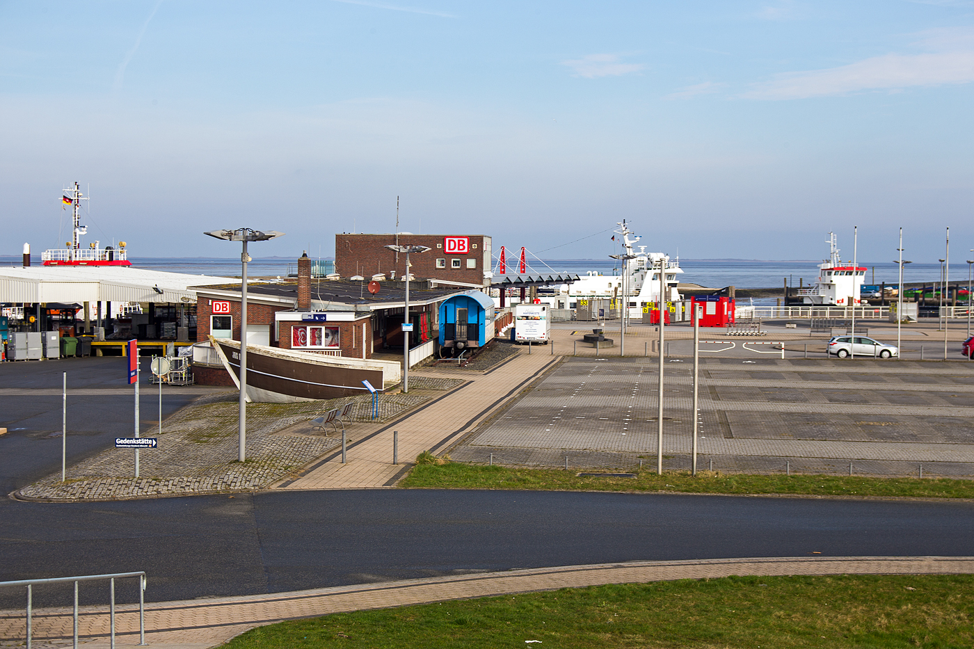 Blick vom Deich  auf den ehemaligen Bahnhof Harle im Außenhafen Harlesiel, heute Fährterminal der SIE - Schifffahrt und Inselbahn Wangerooge (Teil der DB Fernverkehr AG), am 14 März 2024. Hier war bis 1989 die Endstation der 20,1 km langen normalspurigen Bahnstrecke Jever–Harle, auch bekannt als „Tidebahn“ (ex KBS 10007). 

Übrigens ein Teil der KBS 10007 gibt es noch heute, dies ist die schmalspurige Wangerooger Inselbahn. Aber vor dem ehem. Bahnhof liegt auch noch ein Gleisstück der normalspurigen Bahnstrecke, mit einer 3. Schiene zur Aufnahme der beiden Wagen der Wangerooger Inselbahn. 

Die Bahnstrecke Jever–Harle war eine 20,1 Kilometer lange Nebenbahn im Nordwesten von Niedersachsen, die überwiegend dem Verkehr von und zu den Fährschiffen zur Insel Wangerooge diente. Im Januar 1990 wurde die Strecke stillgelegt und abgebaut. Da der Schiffsverkehr nach Wangerooge abhängig von den Gezeiten (der Tide) ist, hatten viele Zugpaare einen täglich wechselnden Fahrplan, weshalb diese Fahrten als Tidezug und die Strecke als Tidebahn bezeichnet wurden.

Die Strecke zweigte am Nordwest-Ende des Bahnhofes von Jever von der Ostfriesischen Küstenbahn ab und verlief weitgehend gradlinig und direkt neben der Landstraße nach Norden. Der wichtigste Zwischenbahnhof stand in Carolinensiel. Von dort führte sie bis in das Vordeichsgelände am Hafen Harle.

Der Bau der Bahn war vom Großherzogtum Oldenburg initiiert worden, um den Badebetrieb auf der einzigen oldenburgischen Nordseeinsel Wangerooge zu fördern. Gebaut wurde sie von der „Jever-Carolinensieler Eisenbahngesellschaft“, einer Aktiengesellschaft unter Führung des Bankhauses Erlanger & Söhne in Frankfurt am Main. Am 1. September 1888 wurde der Abschnitt Jever–Carolinensiel eröffnet; die Bahn endete jedoch nicht im damals preußischen Carolinensiel, sondern an der Friedrichsschleuse auf Oldenburger Gebiet. Der Anschluss zum Anleger Harle erfolgte am 1. Juli 1890. Der Betrieb wurde von Anfang an von den Großherzoglich Oldenburgischen Staatseisenbahnen (GOE) übernommen. Diese kaufte 1897 auch die verlustbringende Strecke. Gleichzeitig übernahm sie ein Seebäderschiff und errichtete die Inselbahn Wangerooge. 1956/1957 wurde der Hafen weiter in das Vordeichgelände verlegt und die Bahnstrecke verlängert.

Auf der Strecke überlagerte sich der nach festem Fahrplan verkehrende Zugverkehr Jever–Carolinensiel und der der Tidezüge Sande–Harle. 1944 verkehrten werktags sechs Zugpaare und ein Tidezugpaar, 1961 drei Zugpaare und ein bis zwei Tidezüge.

Der Betrieb war stets unrentabel. Im Jahr 1966 wurde der Verkehr im Winter eingestellt. Die Bedienung der Zwischenhalte endete 1968. Ab 1981 verkehrten Züge nur noch an verkehrsreichen Tagen, wobei sich der Fahrplan nach der Fähre richtete, der von Gezeiten abhing. Im Jahr 1987 musste das Umsetzgleis in Harle dem Parkplatzausbau weichen, so dass nur noch Schienenbusse verkehren konnten. Ein notwendiger Brückenneubau über das Tettenser Tief war Anlass, die Strecke stillzulegen. Zum Winterfahrplan 1987/1988 kündigte die Deutsche Bundesbahn die Einstellung des Personenverkehrs an. Am 27. September 1987 wurde der Reiseverkehr und am 25. September 1988 der Restverkehr eingestellt. Im Januar 1990 wurde die Strecke stillgelegt und abgebaut. Seitdem dienen große Teile der Trasse als Rad- bzw. Fußweg.

Das Bahnhofsgebäude und ein weiteres Bahngebäude in Carolinensiel werden privat genutzt, das Bahnhofsgebäude steht zudem heute unter Denkmalschutz. Das Bahnhofsgebäude in Harle dient als Verkaufsstelle für Fährtickets zur Insel Wangerooge. Vorhanden sind noch die ehemaligen Bahnhofsgebäude, heute privat genutzt, in Tettens und Garms.