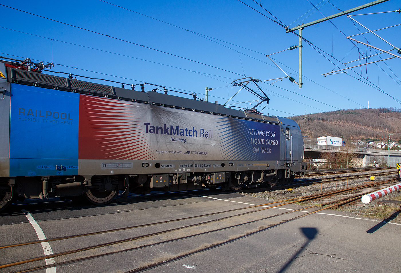 Da ich sie nicht anders bekam, hier als Detail...
Die beiden an die RTB CARGO GmbH vermietete SIEMENS Vectron AC 193 994-1 (91 80 6193 994-1 D-Rpool) am 14.02.2023 in Niederschelden.

Die Vectron AC wurde 2019 von Siemens Mobilitiy in M�nchen-Allach unter der Fabriknummer 22682 gebaut. Diese Vectron Lokomotive ist als AC – Lokomotive (Wechselstrom-Variante) mit 6.400 kW konzipiert und zugelassen f�r Deutschland, �sterreich. Ungarn und Rum�nien (D/A/H), sie hat eine H�chstgeschwindigkeit von 200 km/h. Eine Zulassung f�r Rum�nien (RO) wurde noch nicht erlangt, RO ist durchgestrichen. 