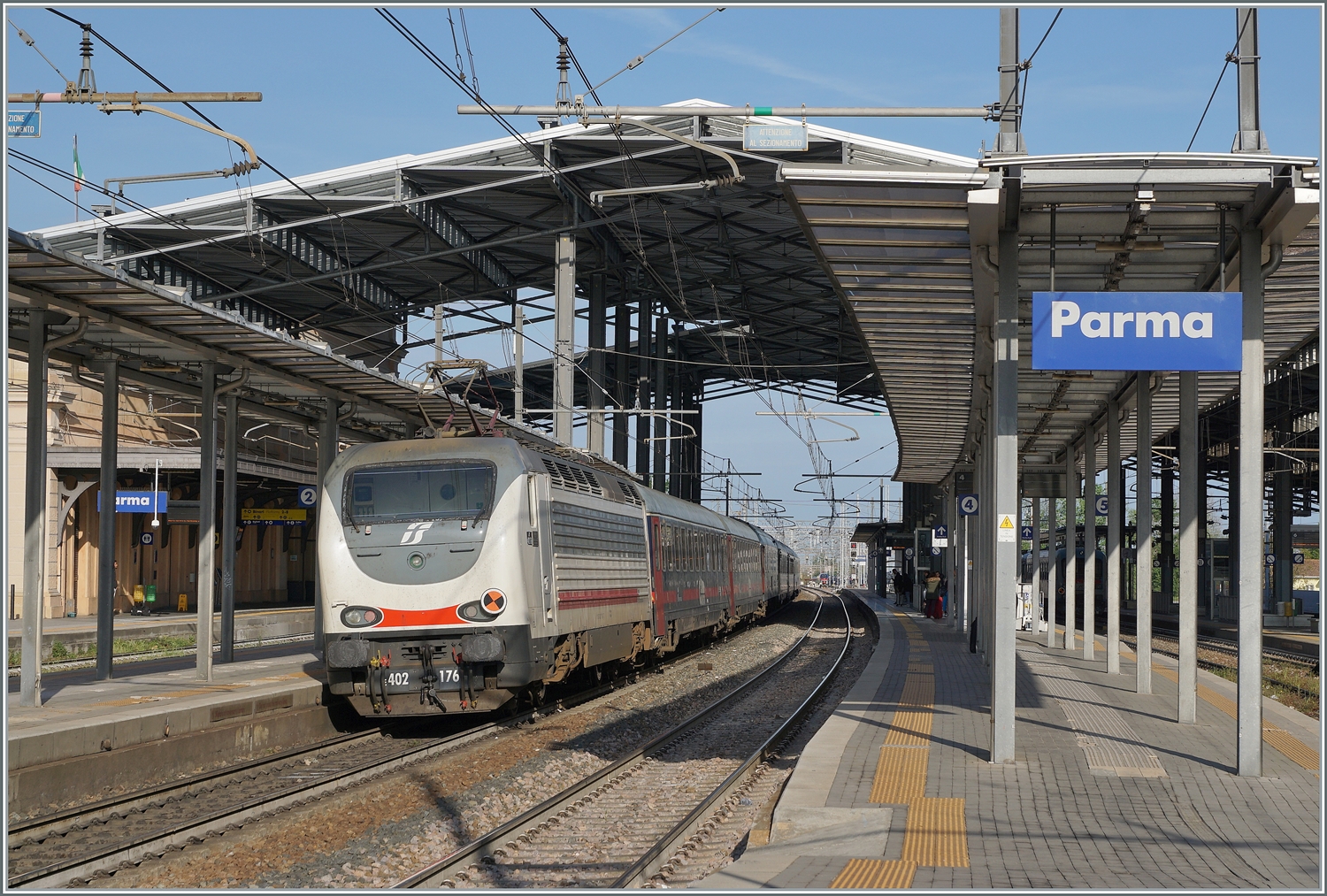 Da das Licht so sch�n war, dr�ckte ich bei der Abfahrt des Nachtzuges von Sizilien nach Milano bei der Abfahrt gerne nochmals ab, somit ist hier nochmals die schiebende FS 402 176 zu sehen.

18. April 2023