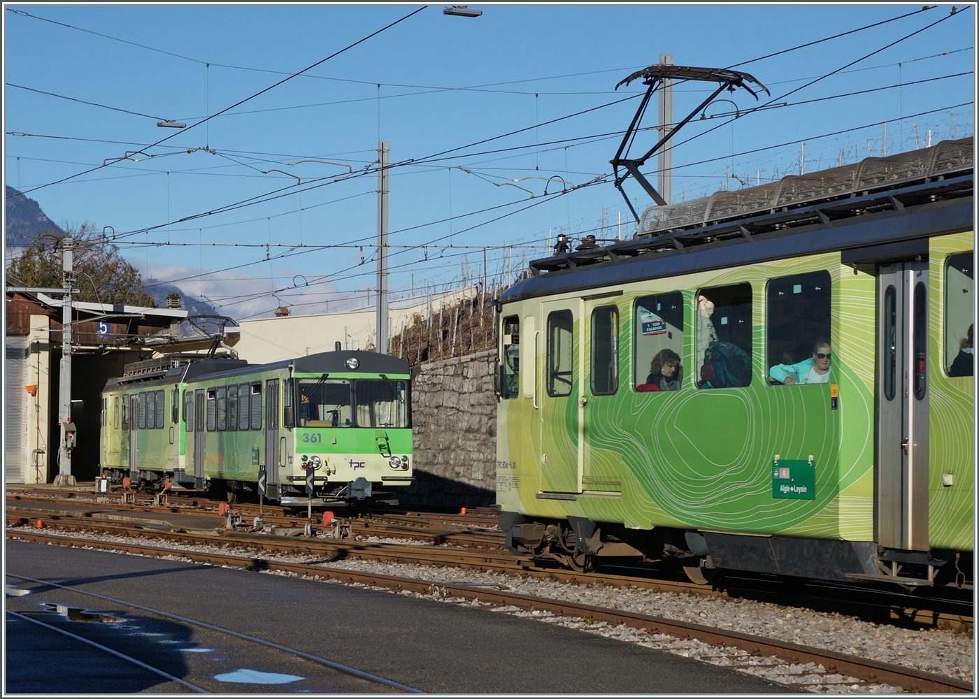 Da der R 70 325 zusätzlich zum Stunden-Takt, fährt, ergibt sich in Aigle Dépôt A-L eine Kreuzung mit mit dem R 70 332, der hier gerade in den Bahnhof (und ins Bild) fährt. 

27. Jan. 2024 