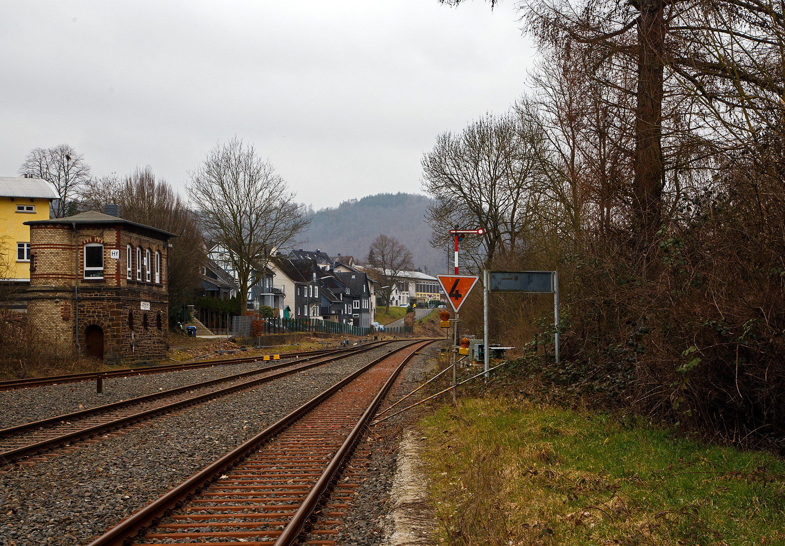 Da die Stecke ab dem Hp Königstollen gesperrt ist, gibt es ab dem Bahnhof Herdorf bereits ein Tempolimit von 40 km/h (hier 04.03.2023). Dahinter das Auffahrsignal in Richtung Betzdorf.

Links das 1901 gebaute mechanische Stellwerk Herdorf Fahrdienstleiter (Hf). Die beiden Stellwerke in Herdorf (Hf und Ho) sind in der Bauform Jüdel. Die Stellwerke der Bauform Jüdel (Max Jüdel & Co, Braunschweig) sind neben der Einheitsbauform am häufigsten in Deutschland anzutreffen. Viele andere Stellwerkshersteller haben Jüdel-Stellwerke in Lizenz gefertigt und dabei mehr oder weniger starke Änderungen vorgenommen.
