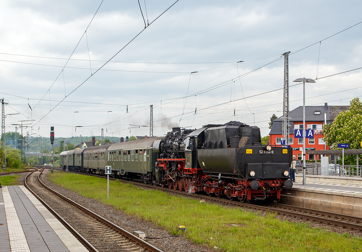 Dampfspektakel 2018 - Die 52 8154-8 vom EMBB - Eisenbahnmuseum Bayerischer Bahnhof e.V. (Leipzig), ex DR 052 154-2, erreicht (leider) Tender voraus am 29.04.2018, mit dem Personenzug nach Koblenz, Wittlich Hbf. 

Die Güterzuglok 52 8154 wurde 1943 als Kriegslok 52 4896 von der Maschinenbau und Bahnbedarf Aktiengesellschaft in Babelsberg unter der Fabriknummer 13966 gebaut, von 1949 bis 1965 fuhr sie als DR 52 6896 und wurde 1965 im Raw Stendal zur Reko-Lokomotiven DR 52 8154 umgebaut. Im Jahr 1992 wurde sie als 052 154-2 von der DR ausgemustert und kam zur EMBB. Eingesetzt wurde sie im schweren Güterzug- und Personenzugdienst.