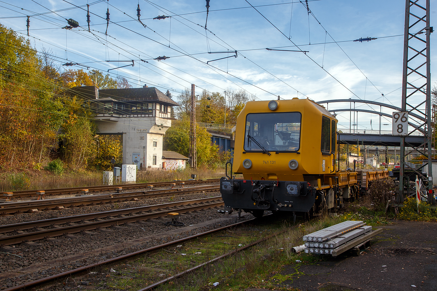 DB 741 131 ein Gleisarbeitsfahrzeug GAF 100 R (Schweres Nebenfahrzeug Nr. 99 80 9420 037-0, ex 97 17 50 011 18-3) mit Gleiskraftwagenanhänger H27 (Schweres Nebenfahrzeug Nr. D-DB 99 80 9750 390-3, ex 35.1.049), beide von der DB Netz AG, abgestellt am 30.10.2022 in Kreuztal.

Das GAF 100 R wurde 1996 von GBM (Gleisbaumechanik Brandenburg/H. GmbH) unter der Fabriknummer 52.1.124 gebaut, es hat die EBA Nummer EBA 96 P01 N023.

Das Gleisarbeitsfahrzeuge GAF 100 R ist ein Nebenfahrzeug das von der Firma GBM Gleisbaumechanik Brandenburg/H. GmbH gebaut wurde. Mit ihm können Personen (zur Mitfahrt sind 6 Personen zugelassen), Material und Ausrüstungen befördert werden können. Zudem hat es einen Palfinger PK 9001 Kran.

Der Antrieb des zweiachsigen Fahrzeuges erfolgt von einem 6 Zylinder, wassergekühlten MAM D 0826 LOH 07 Dieselmotor mit 169 kW (230 PS) Leistung über Lastschaltwendegetriebe auf die Radsatzgetriebe.

Technische Daten GAF:
Achsfolge: B
Länge über Puffer: 9.100 mm
Achsabstand: 4.800 mm
Treibraddurchmesser: 750 mm (neu)
Höchstgeschwindigkeit: 100 km/h
Eigengewicht: 16 t
Zul. Anhängelast: 40 t / (80 t mit Regelzugeinrichtung Hg 60 km/h)
Nutzlast : 5,0 t
Zur Mitfahrt zugel. Personen: 6
Der Antrieb des zweiachsigen Fahrzeuges erfolgt von einem 6 Zylinder, wassergekühlten MAN D 0826 LOH 07 Dieselmotor mit 169 kW (230 PS) Leistung über Lastschaltwendegetriebe auf die Radsatzgetriebe.

Der H 27 (Anhänger zu GAF 100) wurde 1994 von der GBM (Gleisbaumechanik Brandenburg/H. GmbH) unter der Fabriknummer 35.1.049 gebaut.

Der GBM beschreibt dieses Fahrzeug wie folgt:
Der Anhänger H 27 wurde im Zusammenhang mit den Nebenfahrzeugen der Gleisbaumechanik Brandenburg entwickelt und ist in Ladeflächenhöhe, Kupplungsausführung sowie Energie - und Pneumatikanschlüssen diesen angepasst. Eine Anpassung an weitere Gerätesysteme ist nach Kundenwunsch möglich. Der Anhänger H 27 dient dem Transport von Baumaschinen, er ist aber auch gut für das Transportieren von Stückgut, Kleinteilen und Schienen geeignet. Der H 27 ist mit einem Paar einhängbarer Auffahrrampen ausgerüstet. Die Montage der Auffahrrampen kann mit 2 Personen realisiert werden. In seinen Abmessungen erfüllt er die Anforderungen nach EBO, Anlage 8. Der H 27 hat eine Spurweite von 1.435 mm. Der Fußboden des H 27 ist so dimensioniert, daß ein Befahren mit Gabelstaplern mit einer Radlast von 30 kN möglich ist. Zu den Fahrzeugenden hin ist der Fußboden geneigt ausgeführt. Dadurch verringert sich die Fußbodenhöhe von 1.000 mm über Schienenoberkante im mittleren Bereich auf 700 mm über Schienenoberkante. Durch angelegte Auffahrrampen ist es möglich, auf den H 27 mit Baumaschinen zu fahren.

Technische Daten Gleiskraftwagenanhänger:
Achsanzahl: 2
Achsabstand: 6.000 mm
Länge über Puffer: 9.750 mm
Höchstgeschwindigkeit: 100 km/h (vorgestellt 80 km/h)
Eigengewicht: 9,3 t
Zul. Anhängelast: 40 t
Nutzlast : 25,0 t
