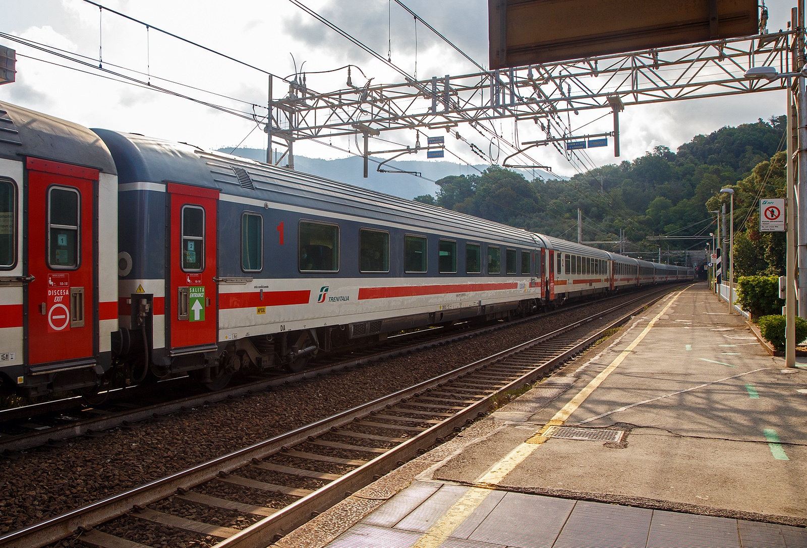 Der 1. Klasse Trenitalia IC UIC-Z1 Reisezugwagen (Carrozze Gran Confort) 61 83 19-90 301-8  I-TI der Gattung A, am 23.07.2022, eingereiht als Wagen 2 in den IC 651 (Milano Centrale - Livorno Centrale), im Bahnhof Levanto.

TECHNISCHE DATEN:
Spurweite: 1.435 mm
Länge über Puffer: 26.400 mm
Drehzapfenabstand: 19.000 mm
Sitzplätze: 52 (1. Klasse)
Eigengewicht: 47 t
Höchstgeschwindigkeit: 200 km/h
Bremsbauart: Freno O-R (D)