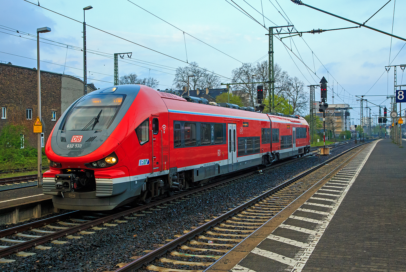 Der 632 533 / 632 033, ein Dieseltriebzug vom Typ Pesa Link II der  DB Regio Mitte, erreich als RB 61 „Dreieichbahn“, am 17.04.2023 den Bahnhof Frankfurt am Main S�d.