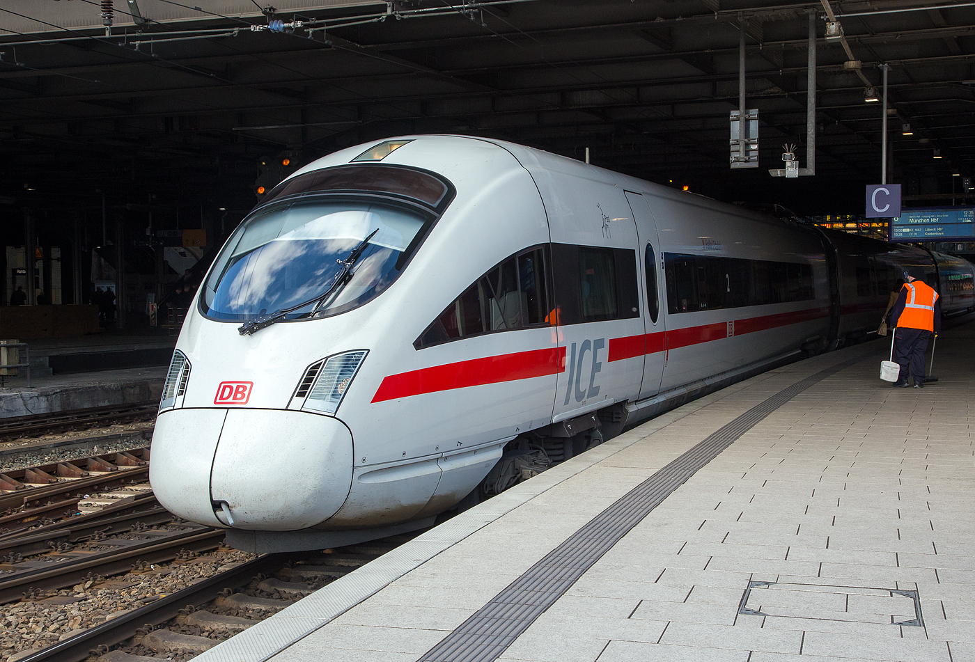 Der 7-teilige ICE T (BR 411) – Tz 1116 Halle (Saale) der DB Fernverkehr AG verlässt am 19 März 2019, als ICE 1601 (von Hamburg-Altona via Hamburg Hbf, Berlin Südkreuz, Berlin, Leipzig, Erfurt und Nürnberg nach  München Hbf), den Hauptbahnhof Hamburg,