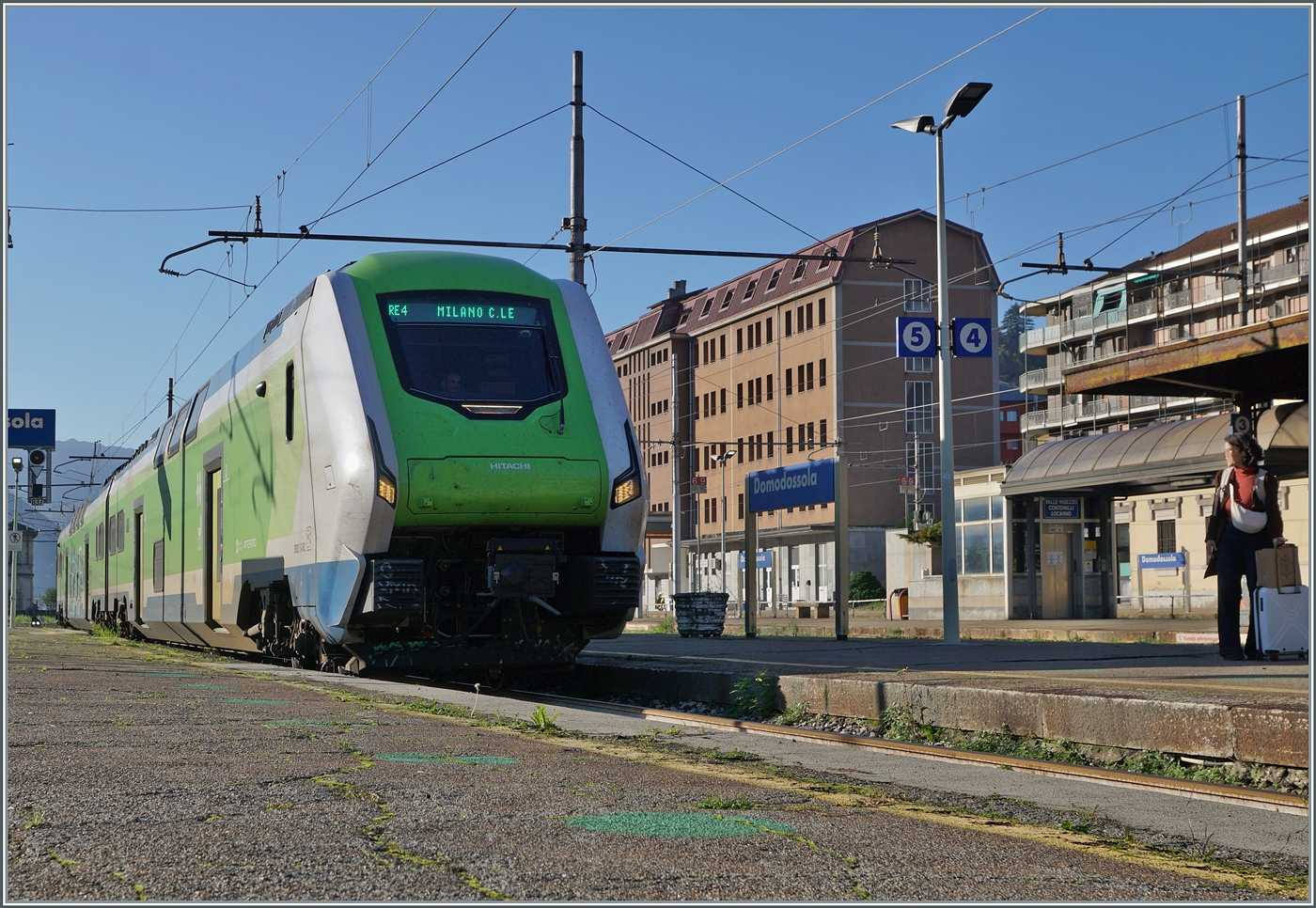Der aus Milano in Domodossola eintreffende Trenord ETR 521  Rock  lenkt die Blicke der Dame am rechten Bildrand auf sich, wobei ich diesen Blick aus rechtlichen Gründen  verändern  musste. 

31. Oktober 2024
