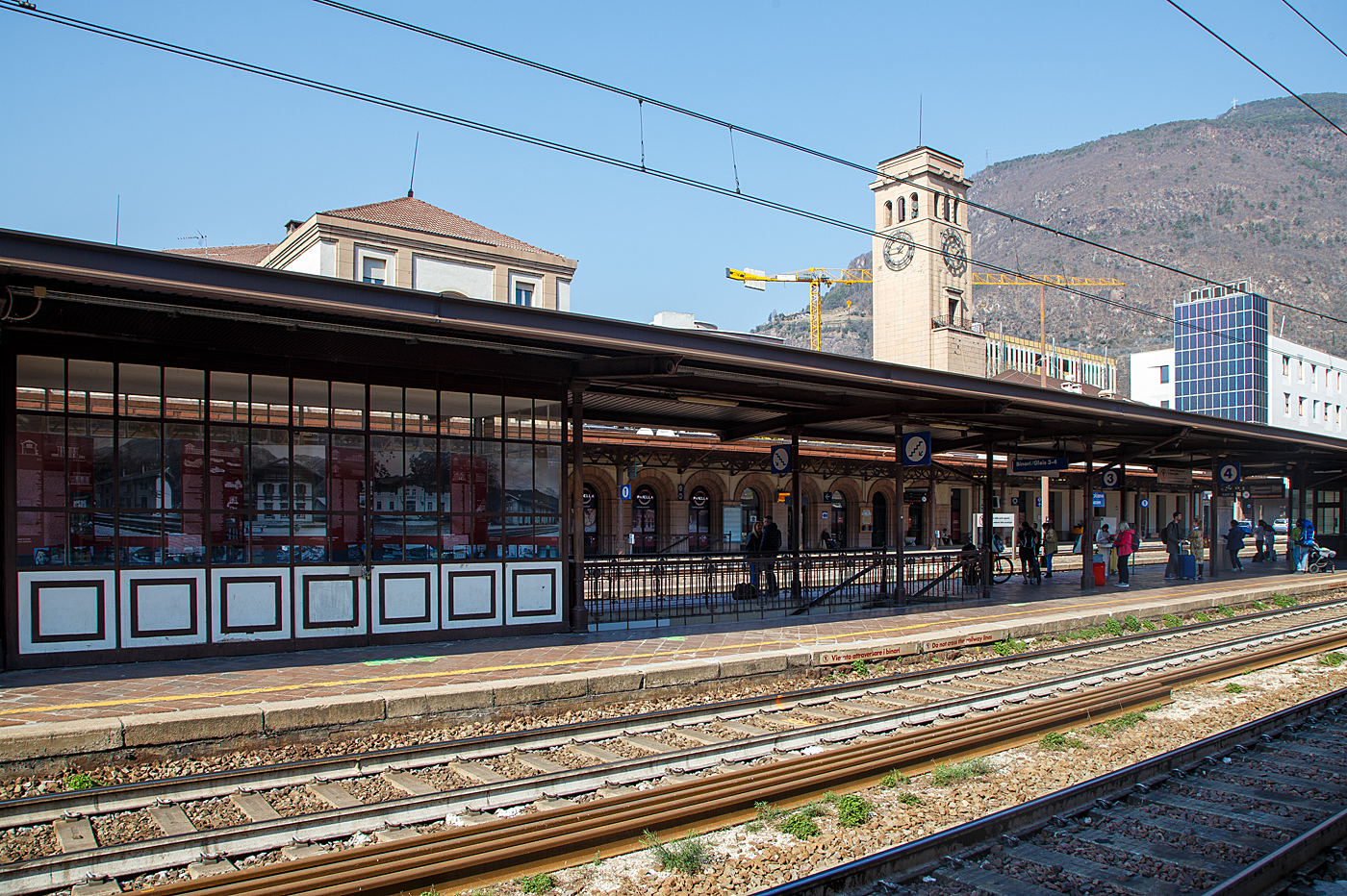 Der Bahnhof Bozen (italienisch Stazione di Bolzano) am 26 März 2022.

Der Bahnhof Bozen ist mit 5,5 Millionen Fahrgästen jährlich der bedeutendste Bahnhof der Region Trentino-Südtirol in Italien.Bozen, die Hauptstadt Südtirols, ist ein wichtiger Verkehrsknotenpunkt auf der Nord-Süd-Achse der Brennerbahn, die Innsbruck mit Verona verbindet. Zudem beginnt die Bahnstrecke Bozen–Meran im Bahnhof Bozen, womit er die Funktion eines Trennungsbahnhofs hat. 

Der Bahnhof befindet sich auf 265 m Höhe im Nordosten des Bozner Talkessels zwischen dem historischen Zentrum und dem Eisack. Von hier aus schnell erreichbar sind insbesondere die nahe Altstadt, der zentrale Waltherplatz (5 Gehminuten)sowie das gegenüber vom Aufnahmsgebäude liegende Regierungsviertel mit dem Palais Widmann und dem Landtagsgebäude. Zum östlich gelegenen Stadtviertel Bozner Boden, den der Bahnhof vom Rest des Stadtgebiets trennt, gibt es hingegen keinen Zugang.