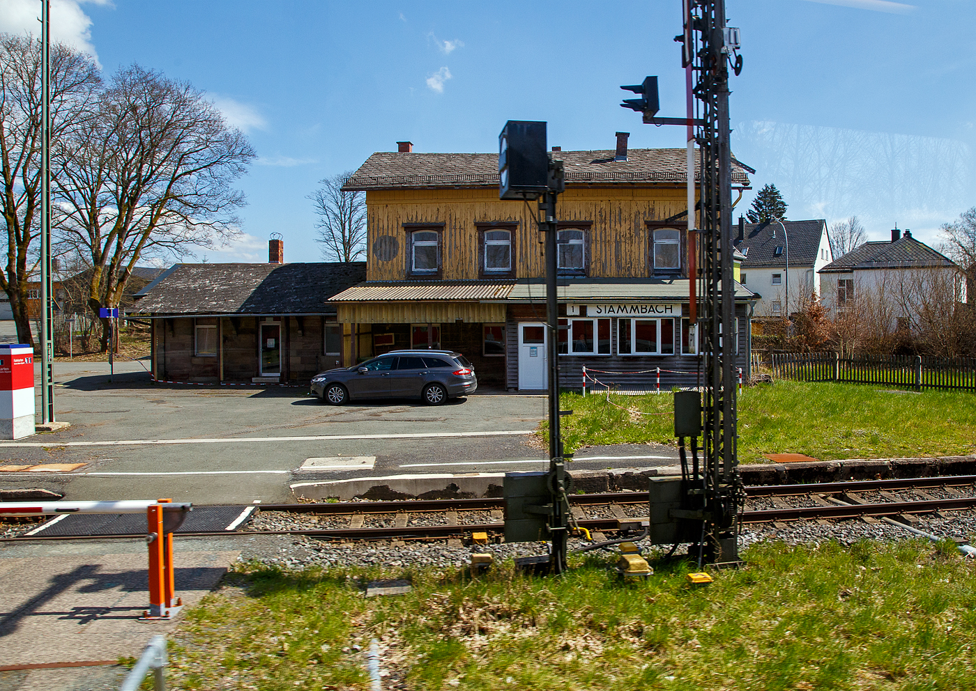 Der Bahnhof Stammbach mit dem darin/dran befindlichen1956 gebautes mechanisches Fdl-Stellwerk (Sf) bei km 93,05 an der Bahnstrecke Bamberg-Hof (KBS 850 / Teil der Ludwig-S�d-Nord-Bahn), hier am 21.04.2023 aus einem Zug heraus fotografiert.

Der Bahnhof ist im Nordosten der Marktgemeinde Stammbach. Das Bahnhofsgeb�ude ist heute ein Baudenkmal. Das Hauptgeb�ude ist zweigeschossig, das Obergeschoss ist verschalt und verf�gt �ber ein Satteldach. Denkmalgesch�tzt sind auch die eingeschossigen Anbauten, das Stellwerk, die Signalanlagen und die Gleisspannanlagen, die in der Zeit um 1850 bis 1930 entstanden sind.

Die Erschlie�ung Stammbachs mit der Eisenbahn erfolgte 1848 als Teil der Ludwig-S�d-Nord-Bahn unter dem bayerischen K�nig Ludwig I. Die Trasse f�hrte nach der Schiefen Ebene n�rdlich an Stammbach vorbei, sodass der Bahnhof zun�chst au�erhalb der Ortschaft angelegt wurde. Mit der Zeit bildete sich dort ein eigener Ortsteil. Die Anbindung war im Zuge der Industrialisierung und der aufbl�henden Textilindustrie ein wichtiger Standortfaktor. 

Er besitzt zwei Bahnsteige mit einer H�he von 28 Zentimetern, den am Gleis 1 mit 136 Metern L�nge und den am Gleis 3 von 125 Metern L�nge. Letzterer ist durch einen mit einer Schranke gesicherten h�hengleichen �berweg zu erreichen und stark bewachsen. Die einzige Weiche besteht beim �bergang von der nur noch eingleisigen Strecke aus Richtung Bamberg–Neuenmarkt-Wirsberg–Marktschorgast zur zweigleisigen Fortf�hrung nach Hof.