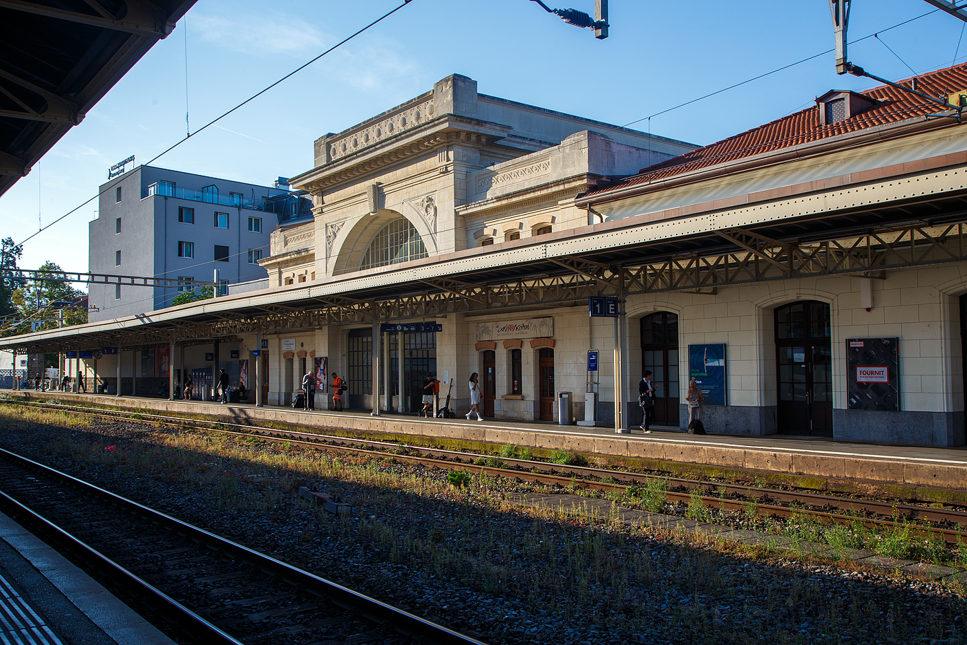 Der Bahnhof Vevy am 11 September 2023
Blick vom Bahnsteig 2 auf den Bahnsteig 1, dahinter das Empfangsgebäude.

