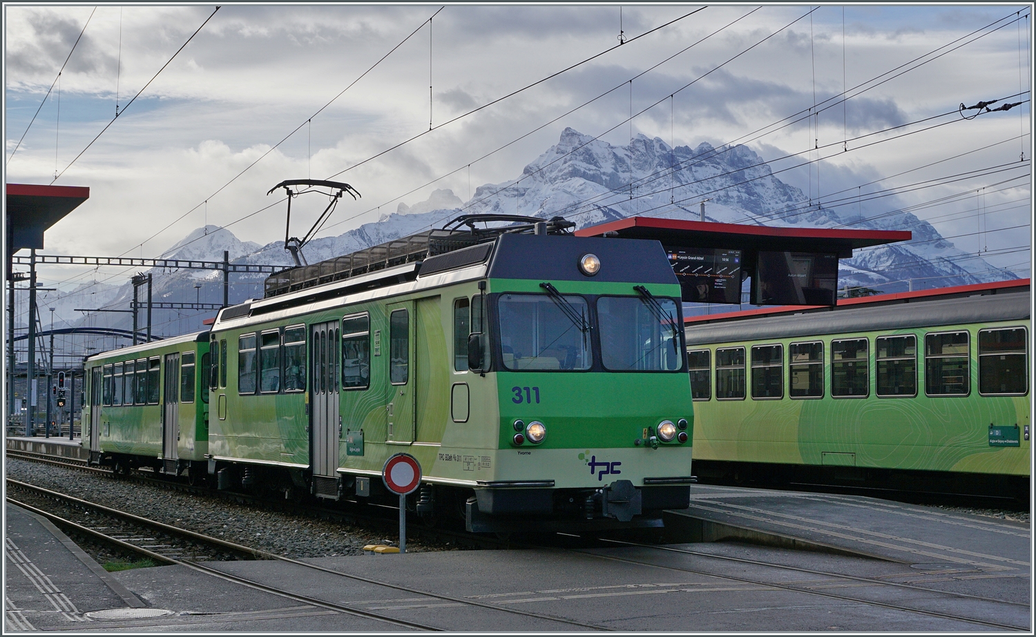 Der BDeh 4/4 311 mit Bt 361 als R 70 336 nach Leysin wird in Kürze abfahren. Und der Zug ist sehr gut besetzt. 

4. Jan. 2024