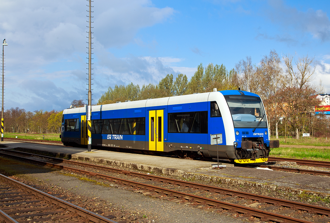 Der blaue STADLER Regio-Shuttle RS1 bzw. RegioSpider 841 265-2 (95 54 5841 265-2 CZ-GWTR) der GW Train Regio a.s. hat am 19.04.2023 von Mariánské Lázně (Marienbad) kommend den Bahnhof Karlovy Vary dolní nádraží (Karlsbad untere Bahnhof) erreicht und steht gleichauf zur Rückfahrt bereit. 

Der STADLER Regio-Shuttle RS1 wurde 1998 von ADtranz (ABB Daimler-Benz Transportation GmbH) in Berlin (heute Stadler Pankow) unter der Fabriknummer 36784 gebaut und als BOB VT 65 an die Bodensee-Oberschwaben-Bahn geliefert, von 2007 bis 2021 lief er unter der NVR-Nr. 5 80 0650 355-0 D-BOBFN. Im Jahr 2021 wurde er an die GW Train Regio a.s. nach Tschechien verkauft und war von 2021 bis 2022 als 95 80 0650 355-0 D-GWTR noch in Deutschland eingestellt.

Die GW Train Regio a.s. (bis 20. Dezember 2011 Viamont Regio a.s.) ist ein tschechisches Eisenbahnverkehrsunternehmen, mit Sitz in Ústí nad Labem.

Nachdem die Firma Viamont ab 1997 auf verschiedenen Bahnstrecken den Schienenpersonennahverkehr übernahm, gründete die Gesellschaft am 19. Juni 2008 die Viamont Regio a.s. als 100%ige Tochtergesellschaft. Diese wurde am 27. Oktober 2011 an die IDS building corporation a.s. verkauft, die sie am 20. Dezember 2011 in GW Train Regio umbenannte. Im Juni 2014 wurde das Unternehmen an die ČSAD Jihotrans a.s. weiterverkauft. Im März 2015 wurde bekannt, dass die Gesellschaft ab Fahrplanwechsel 2016 drei zusätzliche Strecken im Böhmerwald für 15 Jahre betreiben wird. GW Train Regio betreibt diese Strecken allerdings erst seit Dezember 2017 und löste die České dráhy ab. Ferner betreibt sie die Schnellzüge Plzeň–Chomutov–Most nach einer Direktvergabe mit Triebwagen der DB-Baureihe 628.

Unteranderem Betreibt die GW Train Regio a.s. die Linie auf der schöne 53 km langen Strecke (SŽDC Kursbuchstrecke 149) von Karlovy Vary dolní nádraží (Karlsbad untere Bahnhof) über Bečov nad Teplou (Petschau) nach Mariánské Lázně (Marienbad).
