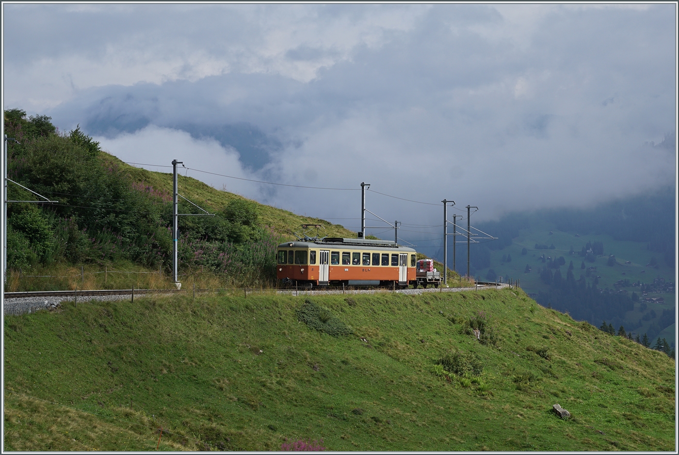Der BLM Be 4/4 31  LISI  ist zwischen Winteregg und Grütschalp unterwegs. Zurzeit fahrend die aktuellen Be 4/4 und dien neuen Be 4/6 im Mischbetrieb, wird dann aber im Spätherbst die Fahrleitungsspannung für die Be 4/6 angepasst, d,h. erhöht, können die Be 4/4 nicht mehr eingesetzt werden. Dafür sind die neuen Be 4/6 dann aber auch schneller unterwegs (50 km/h statt heute 30 km/h) und somit kann ein Umlauf eingespart werden. 
Der lange Rede kurzer Sinn, es ist der letzte Sommer für das Lisi auf der Alp...

8. Aug. 2024