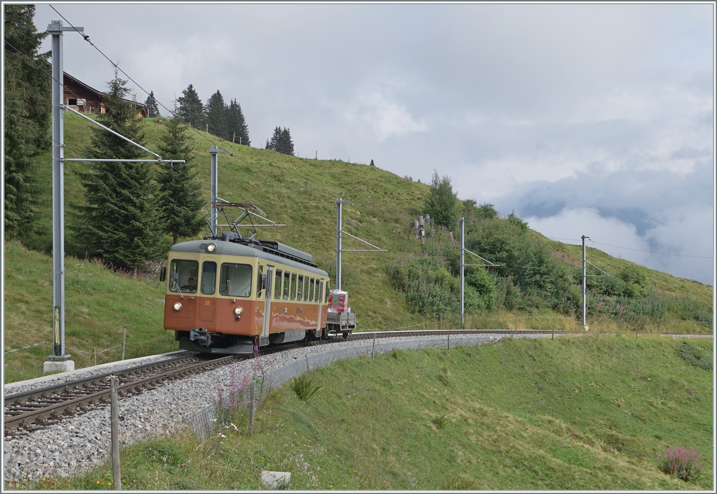 Der BLM Be 4/4 31  LISI  ist als R66 zwischen Grütschalp und Winteregg auf der Fahrt nach Mürren. 

8. August 2024