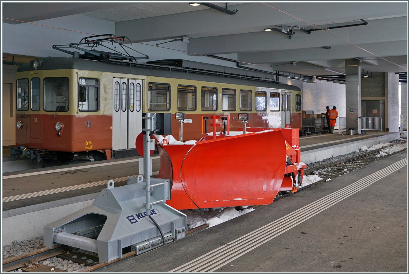 Der BLM Be 4/4 N° 31 (ex Bipperlisi) im Bahnhof von Mürren. Im Vordergrund der BLM Schneepflug X27. 

16. Jan. 2024