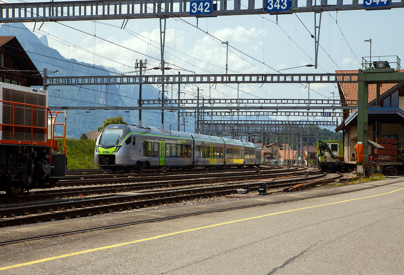 Der BLS MIKA 105 - RABe 528 105 (Regioexpress-Ausführung) erreicht am 28.05.2023, als RE von Zweisimmen, bald den Bahnhof Spiez.

BLS RABe 528 (auch unter dem Namen MIKA, kurz für moderner innovativer kompakter Allroundzug bekannt) ist ein Regioexpress- und S-Bahn-Zug der BLS und gehört zur neuen Flirt 4 Familie. Im Jahr 2021 wurden die ersten Züge in Betrieb genommen.

Die BLS hatte im Jahr 2018 bei Stadler 52 neue Züge bestellt. Bereits während der Abwicklung des Auftrages wurde die Bestellung im Jahr 2020 um 6 Fahrzeuge erhöht. Seit Mai 2021 sind die ersten Züge in den kommerziellen Betrieb. Die neuen Fahrzeuge werden bei BLS zur Ablösung bestehender älterer Fahrzeuge und zum Ausbau des Angebotes eingesetzt. Die sechsteiligen, einstöckigen und rund 105 Meter langen Elektrische-Triebzüge sind FLIRT-Fahrzeuge der neuesten Generation. Die neuen BLS-Züge weisen die FLIRT-typischen positiven Merkmale auf: Wagenkasten in Aluminium-Leichtbauweise, stufenlose Niederflur-Eingänge mit Spaltüberbrückung, eine großzügige, übersichtliche Innenraumgestaltung und große Mehrzweckflächen in den Eingangsbereichen. Dank den neuen Dachstromrichtern kann den Fahrgästen im Innenraum mehr Platz zur Verfügung gestellt werden. Mit den erstmals für Niederflur-Fahrzeuge entwickelten Jakobsmotordrehgestellen ist die neue FLIRT-Generation spurtstark und besonders auch für S-Bahn-Betrieb geeignet. Das neue von Stadler entwickelte Zugsicherungssystem GUARDIA sorgt bei den FLIRT (BLS-MIKAfür die Sicherheit. Mit zwei verschiedenen Innenlayouts unterscheiden sich die Regional-Express (30 Stück) und die S-Bahn (28 Stück), welche die verschiedenen Bedürfnisse der unterschiedlichen Benutzergruppen – Pendler, Gruppenreisen, Touristen und Wochenendausflügler – berücksichtigen. Die S-Bahn-Züge haben die doppelte Anzahl an Einstiegstüren.

Der RegioExpress-MIKA wird mit einer Tür pro Wagenkasten und Seite gebaut, er ist mit einer Bistrozone mit Snack- und Kaffeeautomaten ausgestattet. Er ähnelt von der Ausstattung her dem Traverso der Südostbahn (SOB). Die S-Bahn-Version besitzt jeweils 2 Türen pro Wagenkasten und Seite und hat zudem das Logo der S-Bahn Bern aufgedruckt.

TECHNISCHE DATEN (RegioExpress-MIKA / RABe 528.1):
Anzahl Fahrzeuge: 30 (und 28 S-Bahn Züge)
Spurweite: 	1.435 mm (Normalspur)
Achsanordnung: Bo'Bo'2'2'2'Bo'Bo
Länge über Kupplung: 104.900 mm  
Fahrzeugbreite: 2.820 mm 
Fahrzeughöhe: 4.260 mm 
Achsabstand im Drehgestell: 2.700 mm 
Triebraddurchmesser an den Enddrehgestellen:  870 mm (neu)
Triebraddurchmesser an den Jakobsmotordrehgestellen: 760 mm (neu)
Laufraddurchmesser: 760 mm (neu)
Fußbodenhöhe Niederflur am Einstieg: 600 mm 
Fußbodenhöhe Hochflur: 1.145 mm 
Einstiegbreite (Türbreite): 1.300 mm
Dauerleistung am Rad: 2.000 kW
Max. Leistung am Rad: 3.500 kW
Max. Zugkraft: 300 kN
Anfahrbeschleunigung 1,3 m/s²
Höchstgeschwindigkeit:160 km/h
Sitzplätze: 275, davon 46 in der 1. Klasse, 196 in der 2. Klasse und 33 Klappsitze
Rollstuhlplätze: 2
Stehplätze (4 P. /m ²): 200
Speisespannung: 15 kV AC, 16.7 Hz
