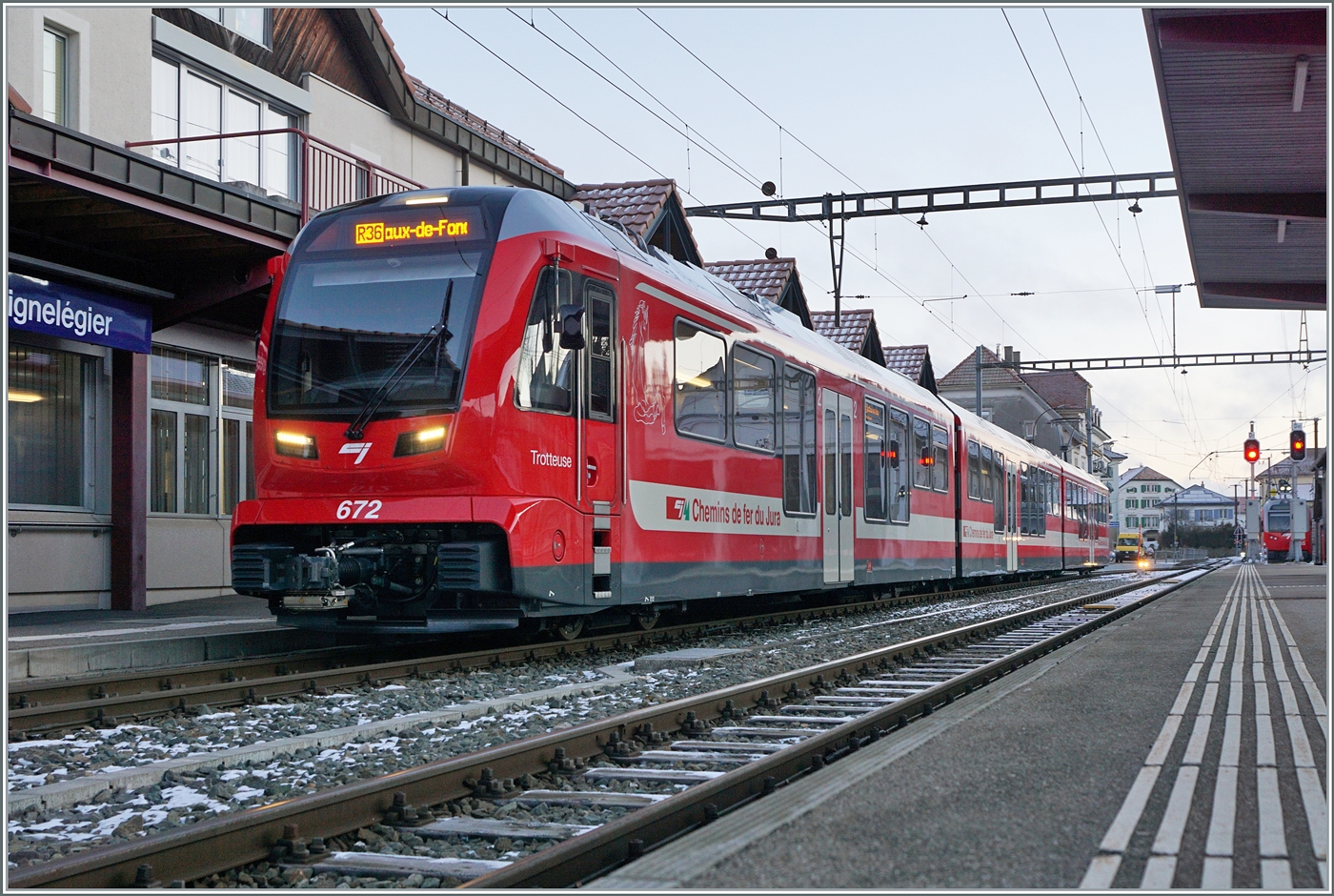 Der CJ ABe 4/12 672  Trotteuse  ist als R 36 von Glovelier nach La Chaux de Fonds unterwegs und wartet in Saignelégier (planmässig) ein paar Minuten auf die Weiterfahrt, was mir zum fotografieren sehr gelegen kam. 

13. Jan. 2025   