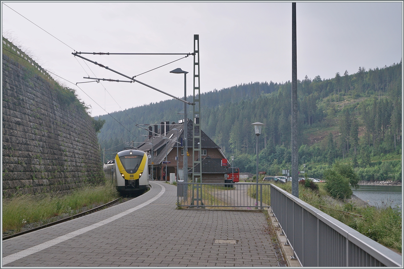 Der DB 1440 176 in Seebrugg der auf die Abfahrt nach Freiburg wartet. Rechts im Bild ein Blick auf den gestauten Schluchsee. 

21. Juni 2023