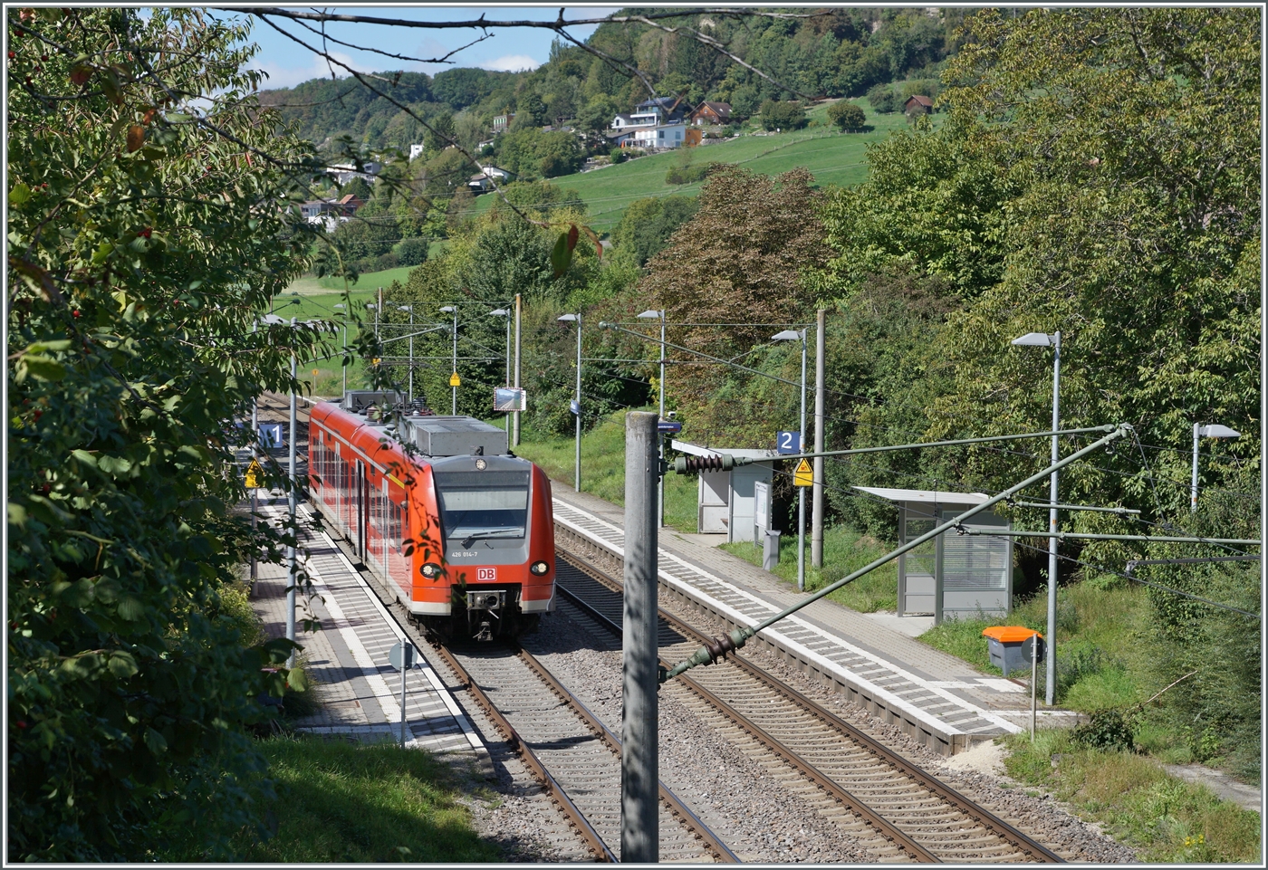 Der DB ET 426 014-7 beim Halt in Bietingen auf der Fahrt nach Singen.

19. Sept. 2022