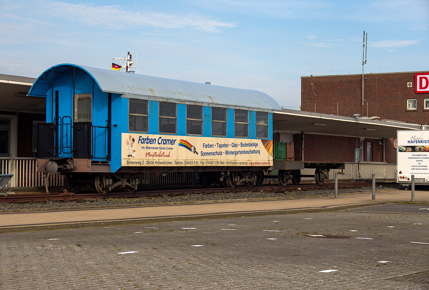 Der Denkmalwagen 63 109 ein vierachsiger schmalspuriger Drehgestell-Personenwagen mit zwei offenen Plattformen der 2. Wagenklasse DB 63109 der DB Fernverkehr AG (Wangerooger Inselbahn / SIW - Schifffahrt und Inselbahn Wangerooge) am 14 März 2024 beim Fährterminal (ehem. Bahnhof) Harlesiel. Rechts davor ein zweiachsiger unbekannter Flachwagen. 

Der Personenwagen wurde 1913 von der Düsseldorfer Eisenbahnbedarf AG, vorm. Carl Weyer & Cie. gebaut. Er war aber damals, für den raschen Fahrgastwechsel an den Anlegern, als Abteilwagen mit vielen Türen ausgeführt.

Lebenslauf:
1913 Auslieferung an GOE - Großherzoglich Oldenburgische Eisenbahnen als „Oldenburg 9“
01.04.1920 DR - Deutsche Reichseisenbahnen „Oldenburg 9“
31.08.1924 DRG - Deutsche Reichsbahn-Gesellschaft „Old 9“
01.01.1935 Umzeichnung in „Mst 9“
02.02.1937 DRB - Deutsche Reichsbahn „Mst 9“
1945 Abstellung, da schadhaft (ggf. d. Bombenangriff), Wagenkaten nicht wiederherstellbar.
07.09.1949 DB - Deutsche Bundesbahn „Mst 9“
31.12.1949 Ausmusterung
31.05.1950 Umbau durch BW Wangerooge „Mst 9“
Entfernung der beschädigten Seitenwände, Dachreparatur, neue Holzsitze. Nutzung als offener Sommerwagen. 
14.11.1955 Umzeichnung in „Mst 18“
1956 z-Stellung
1959 Umbau durch das AW Limburg (Lahn)
Neuaufbau des Wagenkastens (in die heutige Form) mit Teilen des laufenden yg-Umbauwagenprograms. Umzeichnung wieder in DB „Mst 9“
1965 Umzeichnung in „Mst 109“
01.04.1972 Umzeichnung in „Han109“ 
1988  Umzeichnung in DB 63 109
1992 Abstellung (Überführung ins Raw Wittenberge)
1997 Aufstellung als Denkmal in Harlesiel
2007 Äußerliche Aufarbeitung in der aktuellen Farbgebung der Inselbahn
2008 Innerliche Aufarbeitung im aktuellen Design der Schiffe. 2 ½ Reihen der Sitzbänke sind erhalten geblieben, der übrige Bereich dient als Besprechungsraum für 8 bis 10 Personen.

TECHNISCHE DATEN:
Spurweite:  1.000 mm (Meterspur)
Anzahl der Achsen: 4 (2´2´)
Länge über Puffer: 12.100 mm
Drehzapfenabstand: 7.500 mm
Achsabstand: im Drehgestell: 1.300 mm
Breite: 2.650 mm
Höhe: 3.565 mm
Sitzplätze (vor Umbau): 48
