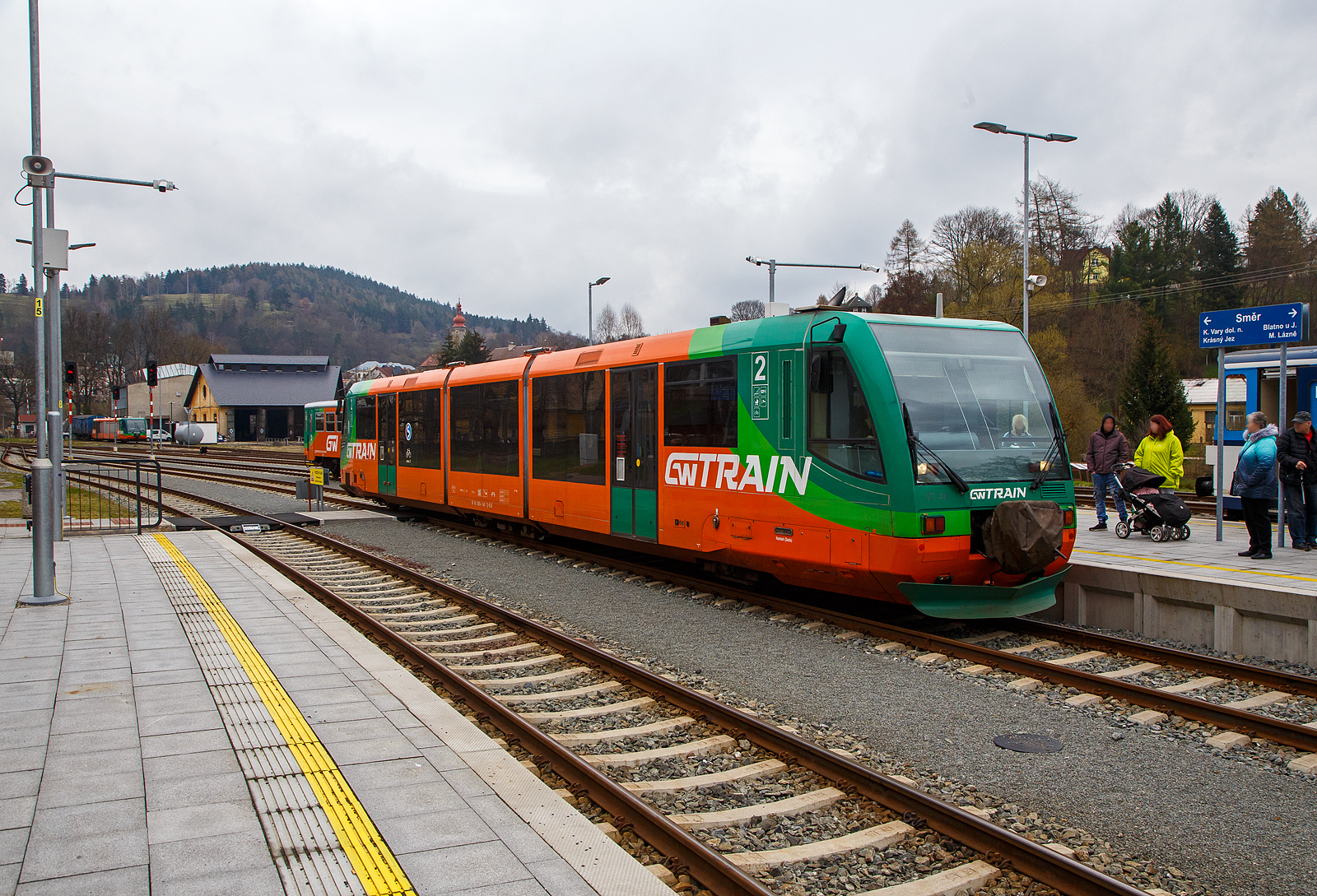 Der DUEWAG RegioSprinter 654 046-1 (95 80 0654 046-1 D-DLB) der GW Train Regio a.s., ex VT 45 der Die Länderbahn (noch über die DLB eingestellt) erreicht am 20.04.2023 den Bahnhof Becov nad Teplou(Petschau). 

Der RegioSprinter wurde 1997 von DUEWAG (Düsseldorfer Waggonfabrik AG) im Werk Uerdingen unter der Fabriknummer 91700 gebaut und an die Regental Bahnbetriebs-GmbH geliefert. Im Mai 2017 wurde er an die GW Train Regio nach Tschechien verkauft, ist aber weiterhin in Deutschland eingestellt. Vor der Inbetriebnahme in Tschechien wurde eine Modernisierung bei CZ Loko durchgeführt.