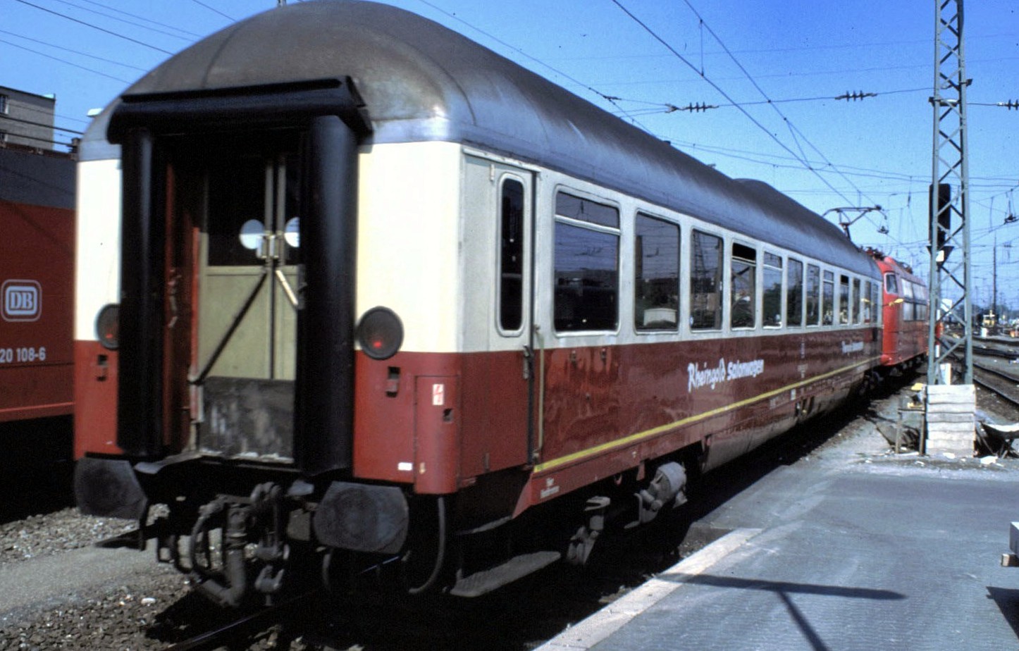 Der EK Rheingold Salonwagen (mit Buckel) wird von der 103 102-0 an den Intercity nach Österreich angehängt, Nürnberg Hbf im Mai 1990.
Der Salonwagen sollte ein kleines Trostpflaster für die Reisenden sein, für den ausgefallenen VT_12.5 aus Braunschweig. Doch die Gesichter der Reisenden zeigten etwas anderes.