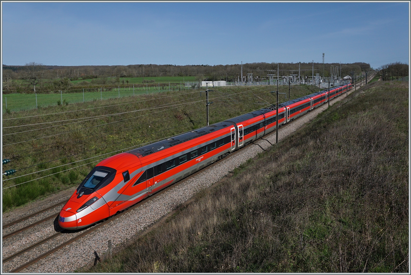 Der erste Schuss musst sitzen: Erst kurz vor knapp an der seit Monaten vorbeiteten Fotostelle angekommen, bleib keine Zeit für Experimente! Denn schon bald sah ich von weitem den FS Trenitalia ETR 400 als FR 6647 in der Ferne sehr schnell auf mich zukommen. 
Der in neuer Frecciarossa Farbgebung gehalten FS Trenitalia ETR 400 050 ist bei Saint Émiland als FR 6647 auf dem Weg von Pairs Gare de Lyon nach Lyon Perrache.

6. April 2024