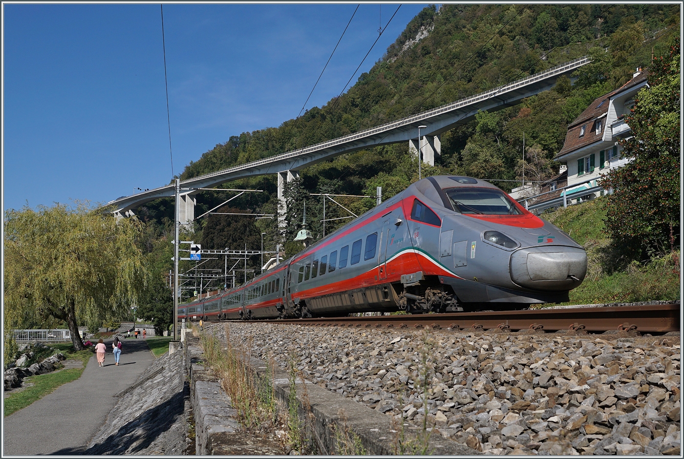 Der FS Trenitalia ETR 610 012 ist als EC von Genève nach Milano kurz vor Villeneuve unterwegs. 

27. Sept. 2023