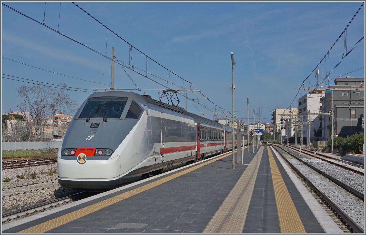 Der FS Trenitalia IC 608 von Lecce (ab 6:23) nach Bologna Centrale (an 15:00) verlasst nach seinem Halt Trani in Richtung Barletta.

22. April 2023