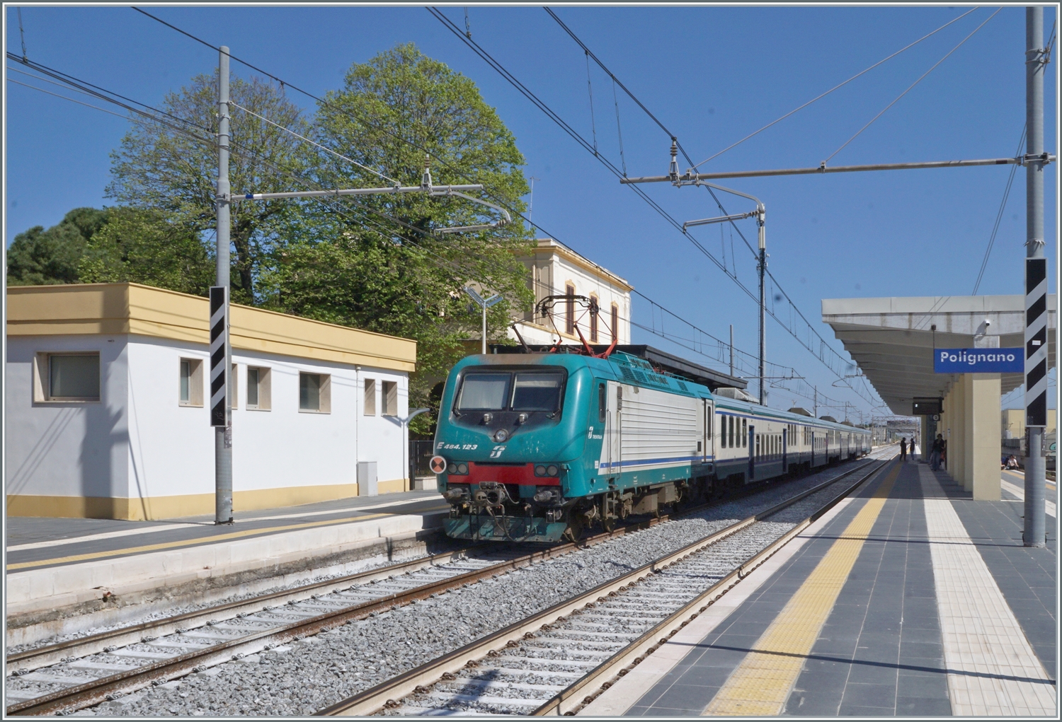 Der FS Trenitalia Regionalzug 4413 von Bari nach Lecce h�lt in Polignano A Mare. Trotz der vielen neuen Fahrzeuge sind hin und wieder weiterhin �lter Z�ge im Einsatz, wo wie dieser FS Tpy 73 Niederflurzug (Carrozza vicinale a piano ribassato) in XMPR Lackierung mit einem npBD an der Spitze und vier nB Wagen sowie der schiebenden FS Trenitalia E 464 123. 

22. April 2023