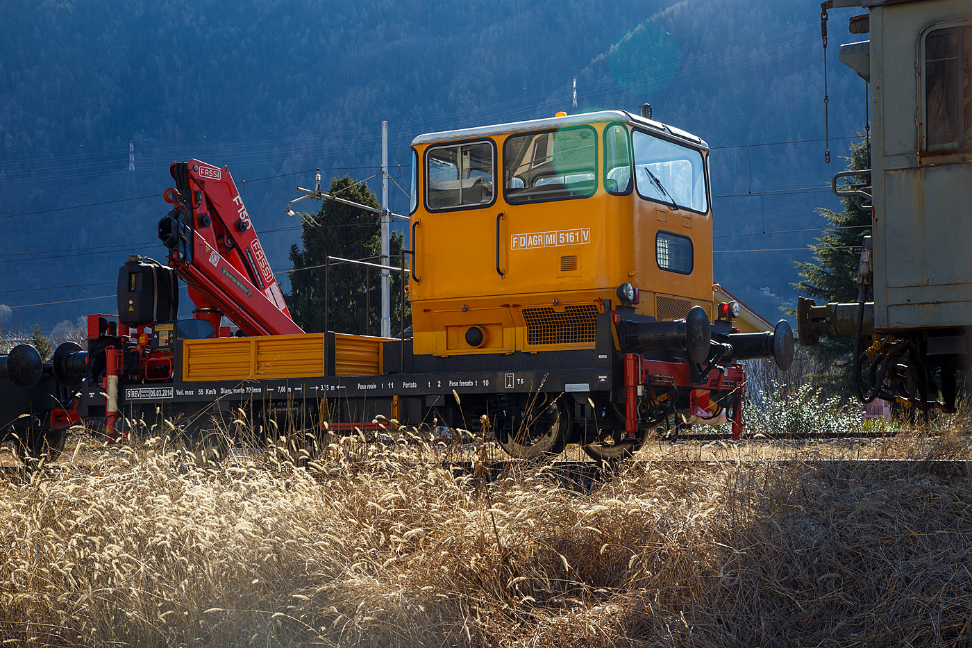 Der Italienische Rottenkraftwagen mit Kran/ Motocarrello di servizio con gru a bracci, F D AGR MI 5161 V (ähnlich einem Klv 53 der DB) mit dem zweiachsigem Gleiskraftwagenanhänger WD CRR MI 0098 L abgestellt am 19 Februar 2017 in Tirano, leider hier im Gegenlicht.

Der Klv 53 (Kleinwagen mit Verbrennungsmotor 53) zählte bei der DB ursprünglich zu den meistgebauten Arbeitszugfahrzeugen. Im Rahmen von Modernisierungs- und Umstrukturierungsmaßnahmen wurden und werden viele der inzwischen etwas angejahrten Fahrzeuge an private Gleis- und Oberleitungs-Baufirmen sowie Privatbahnen im In- und Ausland verkauft und sind dort nach einer meist gründlichen Aufarbeitung und Detail-Umbauten nach wie vor im Einsatz. Dieses Fahrzeug hat einen Kran vom Italienischen Hersteller FASSI (Typ Fassi F 150), bei den DB Klv 53 wurden Ladekrane von Atlas oder Meiller verwendet. Zudem hat das Italienische Fahrzeug wie auch der Wagen hier (schwere) Hülsenpuffer, so sind diese Fahrzeuge auch etwas länger.

TECHNISCHE DATEN vom Klv: 
Spurweite: 1.435 mm (Normalspur)
Achsformel: B
Länge über Puffer: 7.060 mm
Achsabstand: 3.750 mm
Treibraddurchmesser: 700 mm (neu)
Höchstgeschwindigkeit : 55 km/h
Eigengewicht: 11 t 
Nutzlast: 2 t
