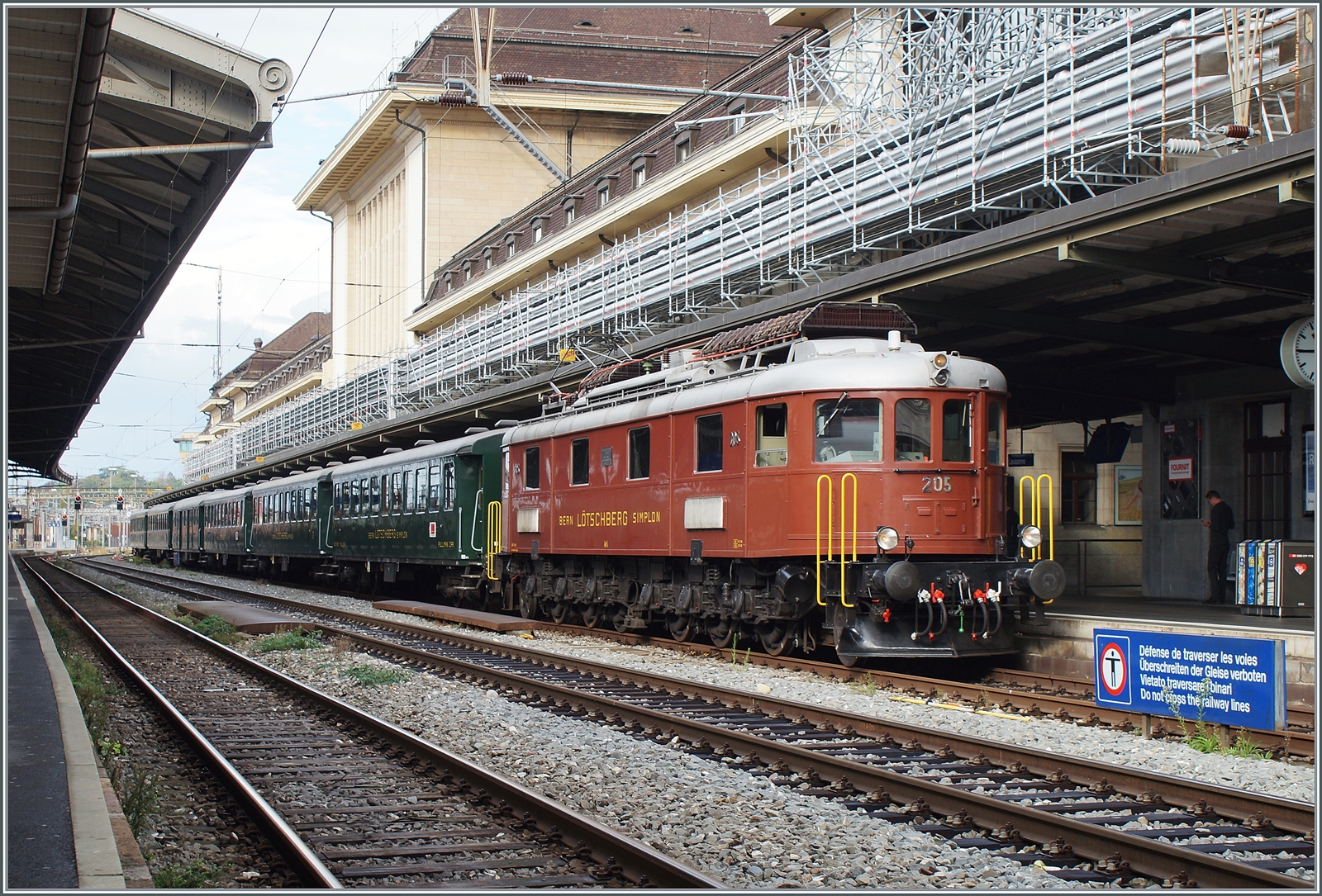 Der  L'Association 141R568  Extrazug Train Chasse mit der ex BLS Ae 6/8 N° 205 beim Halt in Lausanne.

14. Oktober 2023
