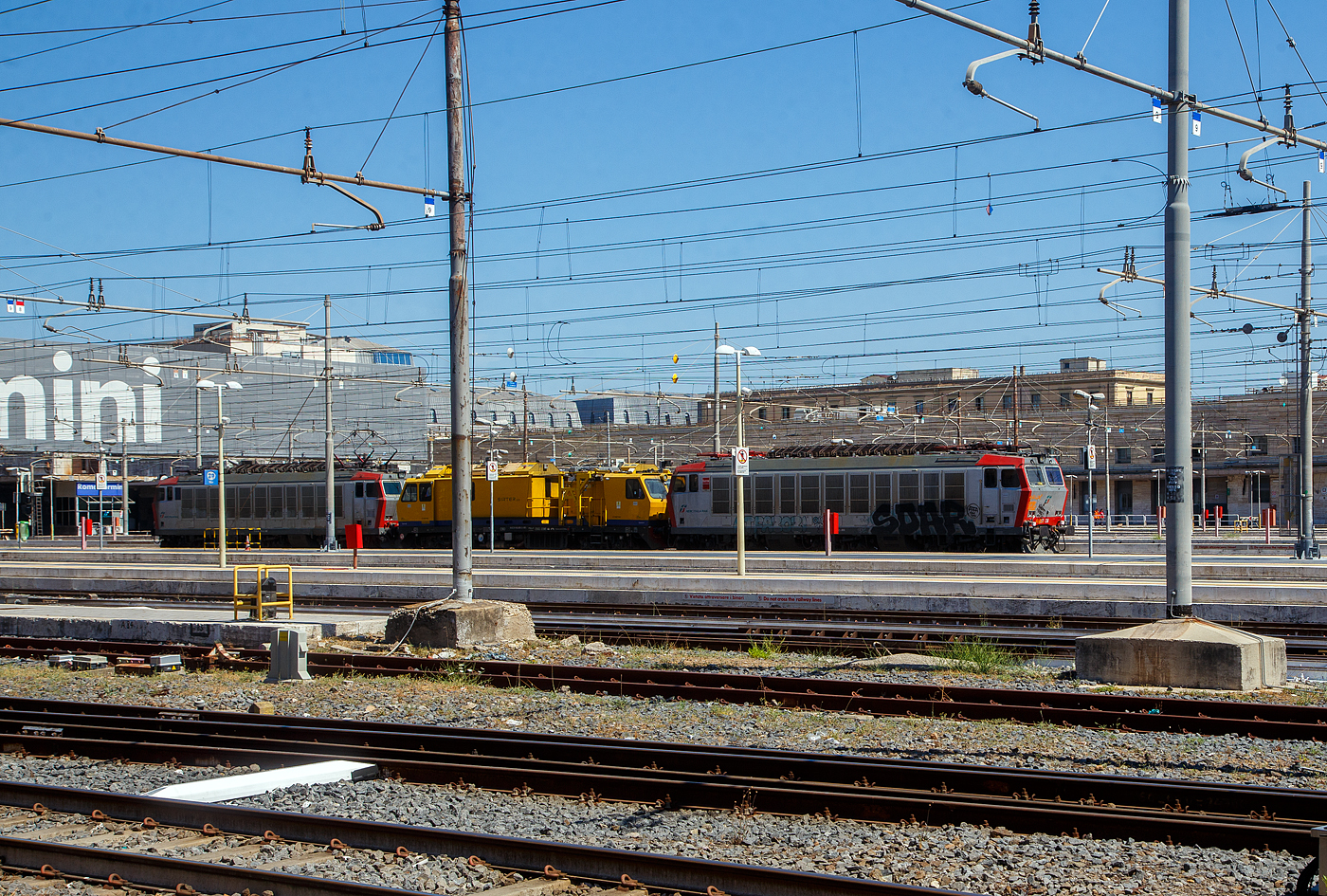 Der MerMec Mess- und Diagnose-Dieseltriebwagen SIRTER 2.0 / D.165.005 (99 83 9 165 005-3 I-RFI) der RFI - Rete Ferroviaria Italiana erreicht im Sandwich zwischen zwei „Tigern“ E.652.091-6 und E.652.138-5 (91 83 2652 091-6 I-MIR und 91 83 2652 138-5 I-MIR), sechsachsige E-Loks, der Mercitalia Rail S.r.l. am 14. Juli 2022 den Bahnhof Roma Termini.