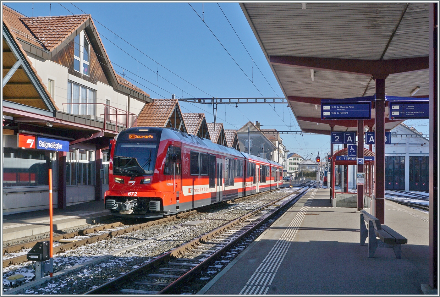 Der neue CJ ABe 4/12 ist als R36 von Glovelier nach La Chaux de Fonds unterwegs und konnte beim Halt in Saignelégier (bei schlechtem Licht -> Schatten) festgehalten werden. 

13. Januar 2025