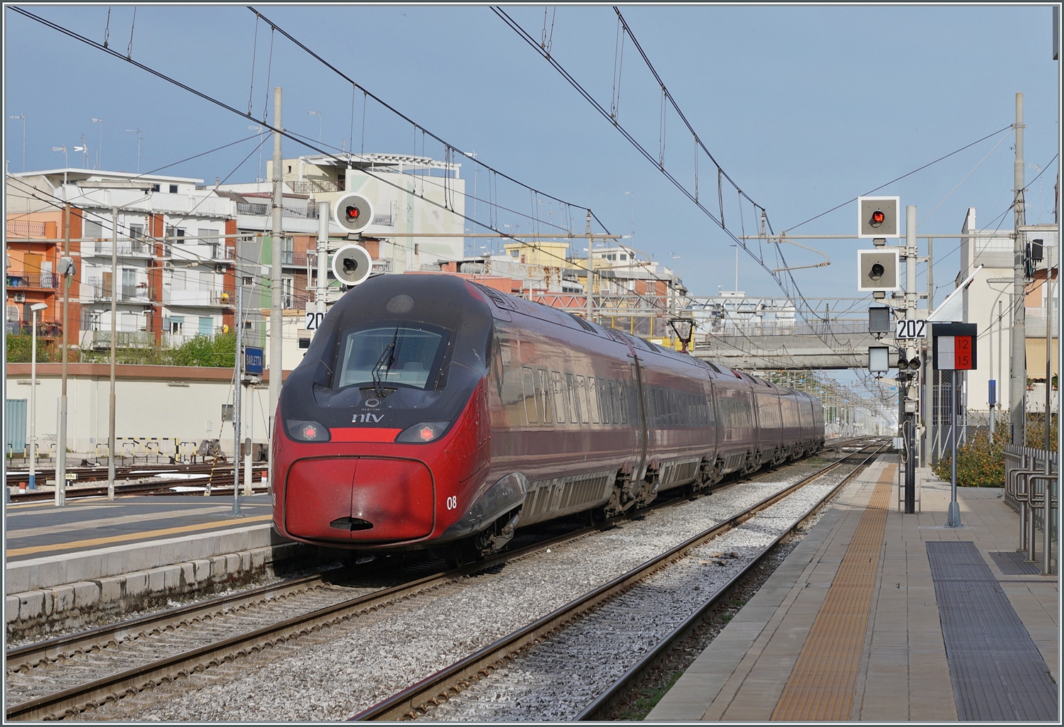 Der NTV .italo ETR 675 008 von Bari Torino verlässt Barletta. Der Zug ist als .italo 9928 unterwegs und hat noch einen langen und interessanten Weg vor sich: via Foggia Benevento, Caserta, Roma, Firenze und Milano fährt er nach Torino. Der  Umweg  lohnt sich, da dadurch weit mehr HGV Strecken befahren werden als auf dem direkten Weg der Küste entlang.

25. April 2023