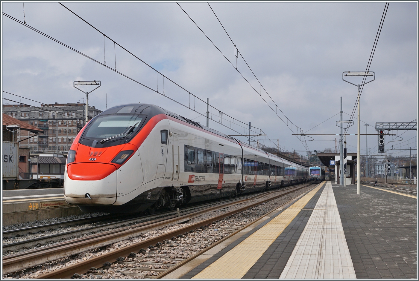 Der SBB Giruno RABe 501 018  Appenzell Ausserrhoden  verlässt als EC 307 von Zürich kommend den Bahnhof Reggio Emilia und wird somit schon bald sein Ziel Bologna erreichen. 

14. März 2023