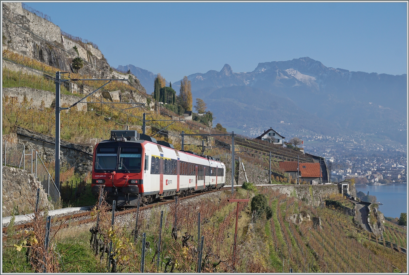 Der SBB RBDe 560 210  Domino  (RBDe 560 DO 94 85 7 210-7 CH-SBB) ist auf der Train de Vignes Strecke auf der Fahrt von Puidoux nach Vevey und zeigt sich nach dem Verlasssen des nur 20 Meter langen Salanfe Tunnel oberhalb von St-Saphorin vor der Kulisse der Riviera Vaudoise.

15. November 2024