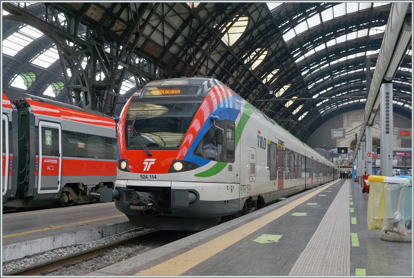 Der SBB TILO RABe 524 114 warten in Milano auf die Abfahrt als RE 80 nach Locarno.

8. November 2022