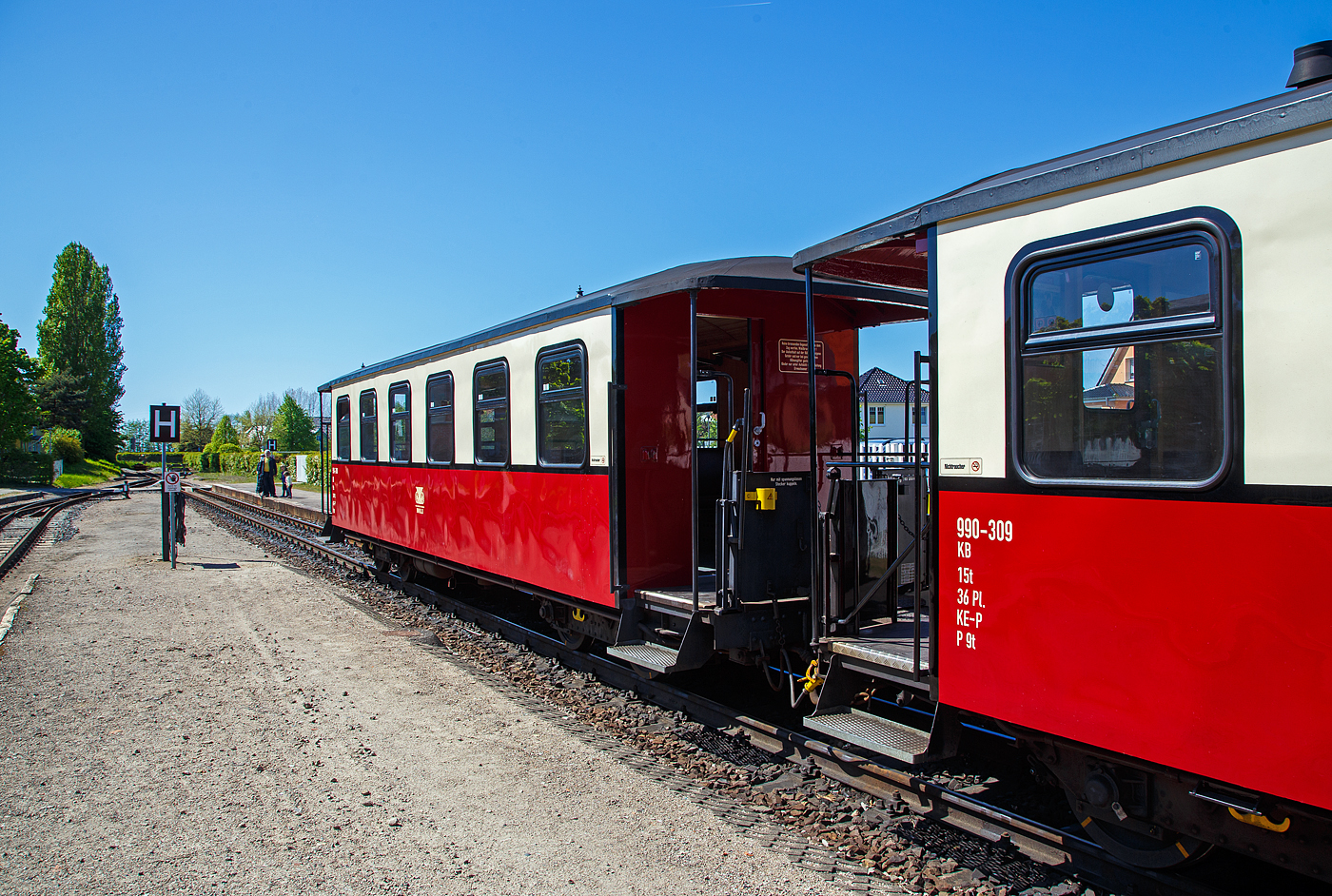 Der Schmalspur (900 mm) vierachsige 2.Klasse Personenwagen mit offenen Plattformen und Holzdach, MBB 990-310 (ex DR 990-310), der Gattung KB4i, Mecklenburgische Bäderbahn Molli GmbH & Co. (Molli), hier am 15.05.2022 im Ostseebad Kühlungsborn-West im Zugverband.

Der Wagen wurde 1926 von der Waggonfabrik Wismar für die Deutsche Reichsbahn Gesellschaft (DRG) gebaut und ist seitdem bei der Mecklenburgische Bäderbahn im Einsatz. 1980 wurde der Wagen rekonstruiert und erhielt sein heutiges Aussehen. Im Fuhrpark des Molli befinden sich insgesamt 19 Personenwagen.

TECHNISCHE DATEN:
Spurweite: 900 mm
Anzahl der Achsen: 4
Länge über Puffer: 12.000 mm
Drehzapfenabstand: 6.500 mm
Eigengewicht: 15 t
Sitzplätze: 36 (in der 2. Klasse)
Bremse: KE-P