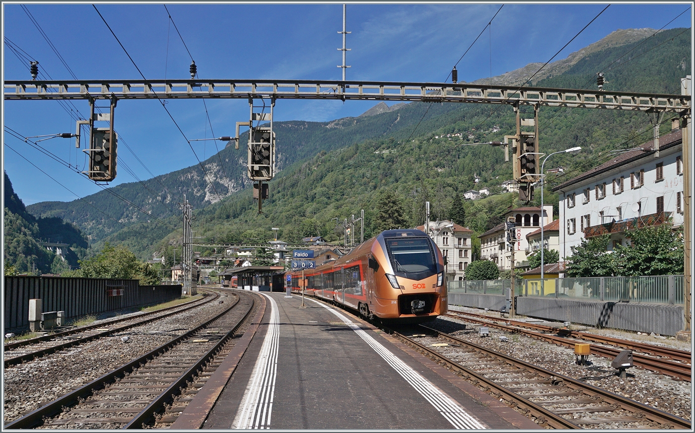Der SOB TRAVERSO, der RABe 526 218 auf dem Weg nach Locarno verlässt Faido. Auf den ersten Blick zeigt sich der Bahnhof von Faido wie vor der Inbetriebnahme des GTB, doch bei genauerem Hinsehen entdeckt man an Gleis 1 ein  eingepacktes  Ausfahrsignal. Die Gleise 1 und 4 nicht mehr in Betrieb, die Weichen sind verschraubt und die Fahrleitung geerdet.

4. Sept. 2023