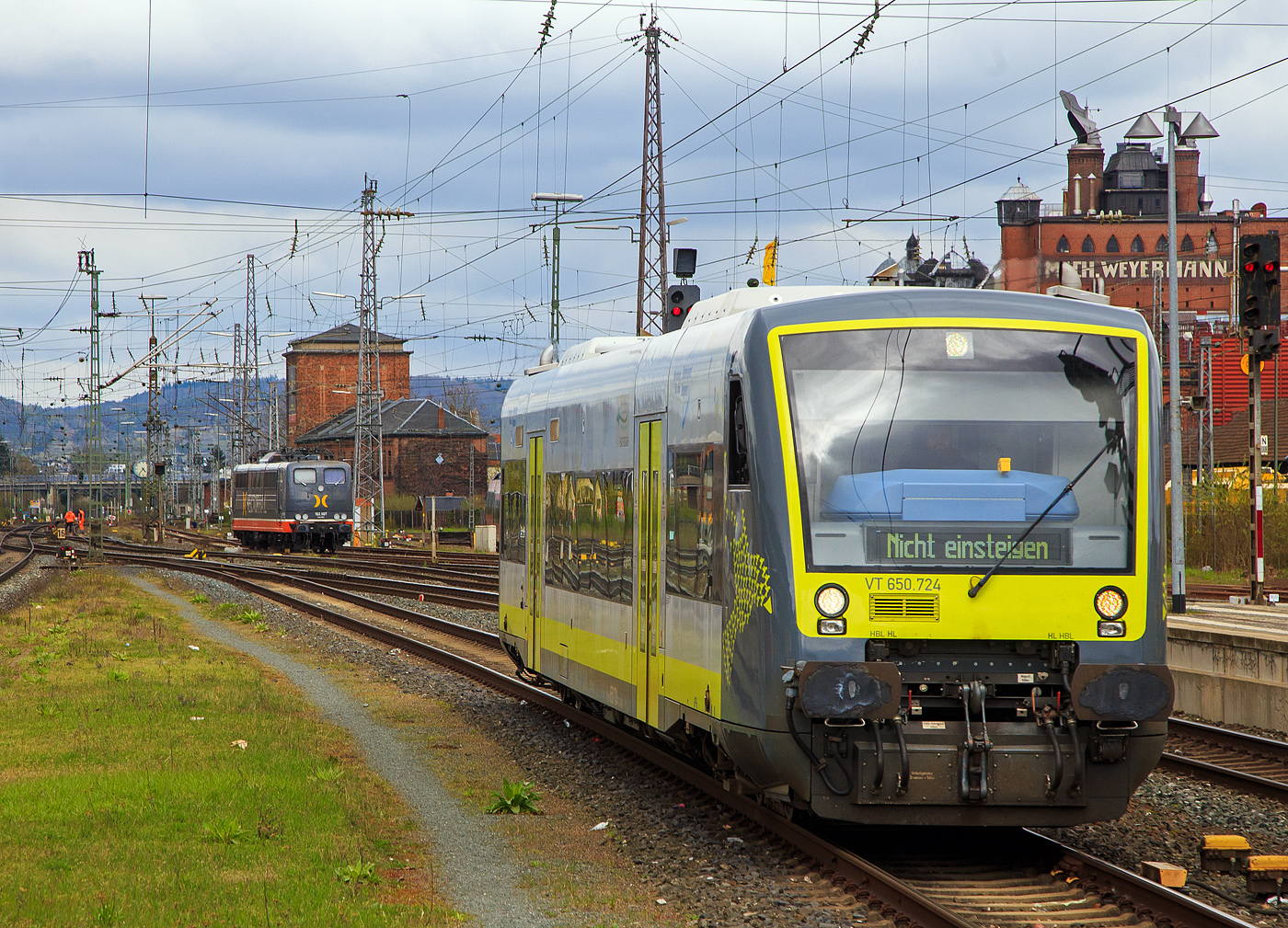Der Stadler Regio-Shuttle RS1 - VT 650.724 (95 80 0650 724-7 D-AGIL) der agilis Verkehrsgesellschaft mbH & Co. KG (Regensburg) f�hrt am 17.04.2023 in dem Bahnhof Bamberg ein. Hinten steht die Hector Rail 162.007 „Beckert“ alias 151 134-4 (91 80 6151 134-4 D-HRDE).

Der STADLER Regio-Shuttle RS1 wurde 2011von der  Stadler Pankow GmbH in Berlin unter der Fabriknummer 38839 gebaut und an die BeNEX GmbH (Hamburg) geliefert, welche die Muttergesellschaft der agilis ist.
