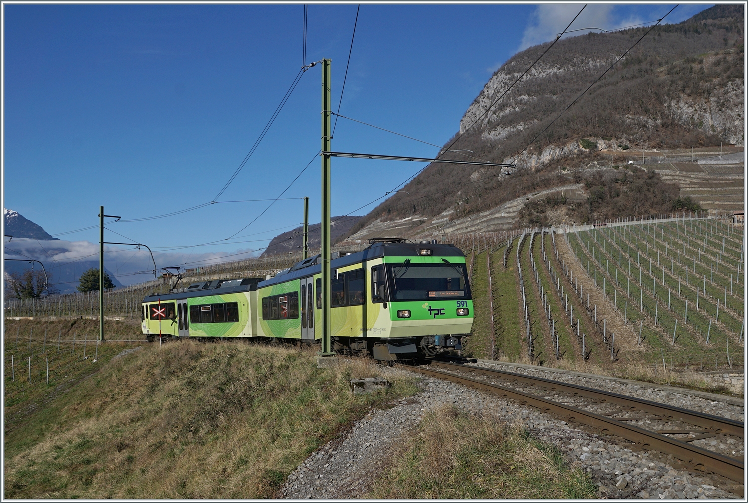 Der TPC AOMC ASD Beh 4/8 591 ist in den Weinbergen oberhalb von Aigle auf dem Weg nach Les Diablerets. 

24. Feb. 2010