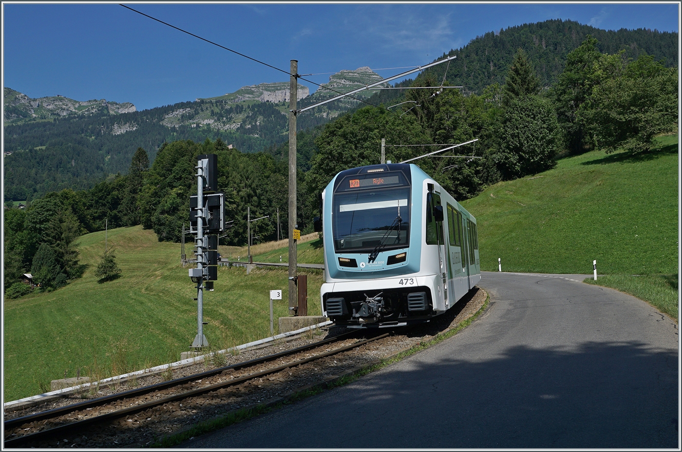 Der TPC ASD ABe 4/8 473  Glacier 3000  ist beim Einfahrsignal von Les Planches (Aigle) auf der Fahrt nach Les Diablerets. 

27. Juli 2024