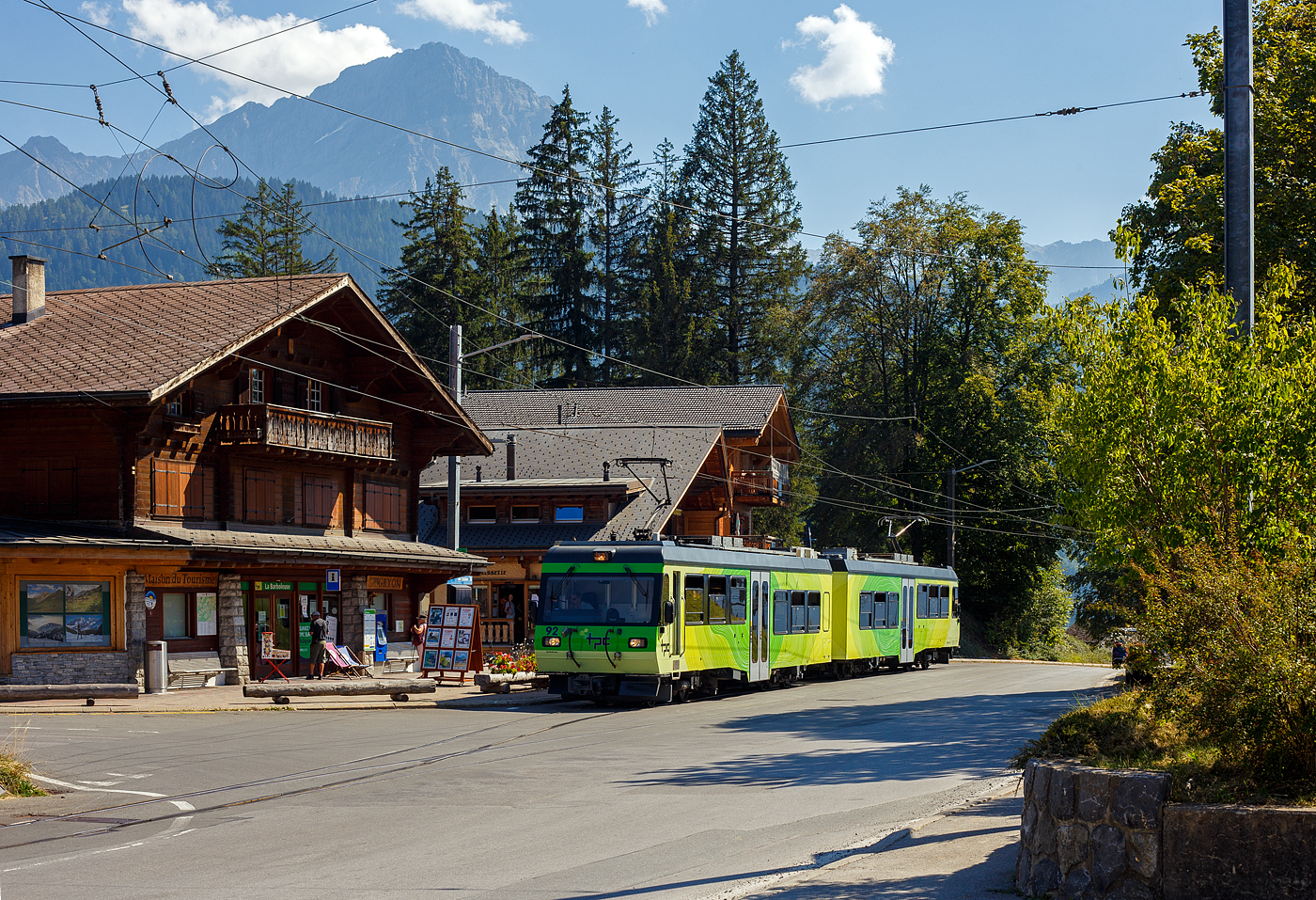 Der tpc BVB Beh 4/8 – 92 „Barboleuse“,  ein elektrischer Doppeltriebwagen für den gemischten Zahnrad- und Adhäsionsbetrieb, hat am 10 September 2023, als R 27 von Bex via Gryon nach Villars-sur-Ollon, die Station La Barboleuse auf 1.211 m ü. M. erreicht. Ab hier bis nach Villars-sur-Ollon wird er wieder zur Straßenbahn.

Die Doppeltriebwagen BVB Beh 4/8 (91 bis 93) wurden 2001 von Bombardier, ex Vevey ACMV (Wagenkasten), Stadler (Drehgestelle/Zahnradtechnik) und Adtranz (Elektrik) gebaut und an die tpc für den Betriebsteil BVB geliefert. 

In den Jahren 2000/01 nahmen die TPC 5 elektrische Doppeltriebwagen für den gemischten Zahnrad- und Adhäsionsbetrieb Beh 4/8 in Betrieb. Die drei Triebwagen Nr. 91–93 waren für die BVB bestimmt, die beiden Beh 4/8 591–592 für die AOMC. Grundsätzlich handelt es sich um die gleichen Fahrzeuge. Sie unterschieden sich beim Zahnradsystem, in der Fahrleitungsspannung und bei den Bremsen wegen der größeren Steigung (bis 200 ‰) der BVB. Die Wagenkästen der AOMC-Züge sind um 1.650 Millimeter länger als der der BVB, was einem Fahrgastabteil von acht Plätzen (2 x 8 = 16) entspricht. 

Mit der Umstellung im Jahr 2016 auf das Zahnstangensystem Abt und der Fahrleitungsspannung von 950 V auf nun 1500 V bei der AOMC, wurden die AOMC Beh 4/8 591–592 als einzige älteren Triebfahrzeuge der AOMC umgebaut. Aber wegen der größeren Steigung und der anderen Fahrleitungsspannung von 700 V bei der BVB können sie hier weiterhin nicht fahren, aber bei der reinen Adhäsionsbahn Aigle–Sépey–Diablerets-Bahn (ASD) finden diese nun gelegentlich Verwendung. So werden sie nun auch als AOMC / ASD Beh 4/8 – 591 bzw. 592 bezeichnet.

TECHNSCHE DATEN:
Baujahr: 2001 
Spurweite: 1.000 mm (Meterspur)
Achsfolge: Bo'zz 2' + 2' Bo'zz
Zahnradsystem:  Abt 
Länge über Puffer : 31.870 mm
Eigengewicht: 50,0  t 
Leistung: 1.000 kW
Zul. Höchstgeschwindigkeit (Adhäsion): 45 km/h 
Zul. Höchstgeschwindigkeit (Zahnradbetrieb): 20 km/h bei Bergfahrt 
Max. Neigung : 200 ‰
Sitzplätze: 80 
Stehplätze: 110 
Stromsystem: 700 V DC (Gleichstrom) 
Stromabnehmer: 2
Bremse: Frein P + Mg-A

Die Namen der BVB Beh 4/8 Triebwagen sind, 91 – Bretaye, 92- Barboleuse und 93 – Tuttlingen.

Streckenbeschreibung der BVB:
Der erste Teil der Strecke führt vom Bahnhof größtenteils als Straßenbahn durch das enge Dorf Bex. Von der Haltestelle Grand-Moulin bis Bévieux, wo sich Depot und Werkstätte befinden, verläuft die Trasse zwischen der Straße und dem Avançon. In Bévieux beginnt der bis zu 200 Promille steile Zahnstangenabschnitt nach Chalméry, der nur im abgelegen Bahnhof Fontannaz-Seulaz unterbrochen ist. Nach Fontannaz-Seulaz durchfahren die Züge den gleichnamigen 182 Meter langen Kehrtunnel. Vor Chalméry ändert die Bahn in einer Kehre abermals ihre Fahrtrichtung.

Ab dem Bahnhof Gryon verlaufen die Gleise wieder parallel zur Straße und wechseln in La Barboleuse von der linken auf die rechte Straßenseite. Mittels der 197 Meter lange Brücke Barboleusaz überqueren Schiene und Straße gemeinsam die Gryonne. Ab Arveyes fährt die BVB rund einen Kilometer in der Straße nach Villars. 

Villars-sur-Ollon ist als Dreiecksbahnhof ausgebildet. Bereits im Bahnhof beginnt die durchgehende Zahnstange zum Col-de-Bretaye. Bis Roches Grises ist die Strecke seit 1990 doppelspurig. Vorbei an den Bahnhöfen Col-de-Soud und Bouquetins und am Golfplatz erreichen die Züge die Passhöhe Bretaye.