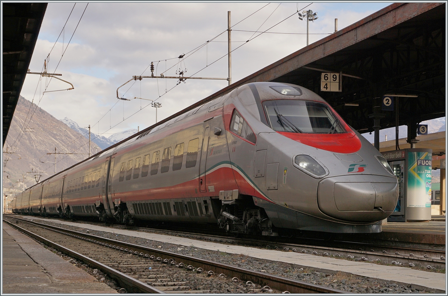 Der Trenitalia FS ETR 610 008 ist als EC 37 von Geneva nach Domodossola  am Ziel seiner Fahrt angekommen. Die Leistung nach Milano wird nur noch SA, SO und Feiertags angeboten, da die RFI an der Strecke Arbeiten vornimmt. 

2. Feb. 2024