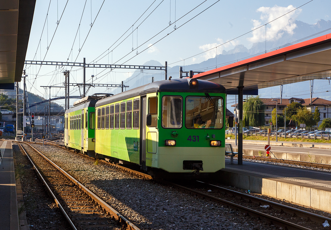 Der Triebwagen tpc ASD BDe 4/4 403 „Ollon” mit dem Steuerwagen tpc ASD Bt 431 erreicht am 10 September 2023 Steuerwagen voraus, als ASD (Aigle–Sépey–Diablerets) Regionalzug R 24 von Les Diablerets via Le Sépey, nun den Bahnhof Aigle. Die 23,3 Kilometer lange Strecke der ASD (Aigle–Sépey–Diablerets) ist eine reine Adhäsionsbahn und führt von Aigle über Le Sépey nach Les Diablerets.

Der elektrische Personen-Triebwagen mit Gepäckabteil wurde 1987 von Vevey ACMV (Ateliers de constructions mécaniques de Vevey) in Vevey gebaut, die elektrische
 Ausrüstung ist von der BBC (Brown, Boveri & Cie.). Er ist ein sogenannter ACMV Westschweizer Meterspurtriebwagen der zweiten Generation. 

Die Westschweizer Meterspurtriebwagen sind elektrische Triebwagen, die 1985 bis 1992 von den Ateliers de constructions mécaniques de Vevey ACMV und 1996 von Vevey Technologies an sechs Westschweizer Privatbahnen für verschiedene Stromsysteme und zum Teil mit gemischtem Adhäsions- und Zahnradantrieb geliefert wurden. Die Fahrzeugfamilie ist modular aufgebaut und ließ sich bezüglich ihrer Größe und Ausstattung an die Erfordernisse der jeweiligen Bahngesellschaft anpassen. Die Triebwagen wurden elf Jahre produziert und während dieser Zeit der technischen Entwicklung angepasst.

Die Fahrzeuge sind in leichter Stahlbauart konstruiert und 2,65 Meter breit. Die Schürzen, der Unterteil des Kastens, wurden aus Aluminium-Stangpressprofilen hergestellt, die nach einer Kollision mit Kraftfahrzeugen ausgewechselt werden können. An den Stirnwänden wurden bei weniger beanspruchten Elementen Formteile aus glasfaserverstärktem Kunststoff verwendet. Die Wagenkästen der Triebwagen sind für die Aufnahme der elektrischen Ausrüstung verstärkt und mit Befestigungspunkten versehen. Für die Laufdrehgestelle wurde eine Bauart übernommen, die schon bei Steuerwagen der Chemin de fer Bière–Apples–Morges und Chemin de fer Yverdon–Ste-Croix verwendet wurde. Die Triebdrehgestelle verfügen über einen Rolldrehkranz und zwei längs angeordnete Fahrmotoren, die je eine Achse über Kardanwellen antreiben.

Neben einer Rekuperations- und einer Widerstandsbremse sind die Triebwagen mit einer selbsttätigen Druckluftbremse ausgerüstet. Weil deren Hauptleitung durch die Elektronik gesteuert wird, kann der Zug einhändig mit dem Fahrschalter bedient werden.

Die Aigle–Sépey–Diablerets-Bahn (ASD), seit 1999 Teil der Transports Publics du Chablais (TPC), konnten 1987 neues Rollmaterial beschaffen, so auch vier dieser Triebwagen BDe 4/4 (401 bis 404). Wegen ihrer engen Kurven dienten die kurzen NStCM-Triebwagen als Basisfahrzeug. Als Steuerwagen dienen der ASD Fahrzeuge der ehemaligen Birsigthalbahn, die sie von der Baselland Transport (BLT) erworben werden konnte. Für den Einsatz auf der ASD wurde der Führerstand, bei den ex BTB-Steuerwagen neu aufgebaut.

Auch die AOMC (Aigle-Ollon-Monthey-Champéry-Bahn) hat drei solcher Triebwagen (BDeh 4/4 501 bis 503) beschafft, diese waren aber durch den Zahnradbetrieb und das andere Stromsystem der AOMC doch anders ausgeführt, u.a. auch in besonderer Leichtbauweise. Um die technischen Normalien ihrer Strecken zu vereinheitlichen, bauten die TPC im Jahr 2016 die Linie von Aigle nach Champéry um. Sie ersetzten das bisherige Zahnstangensystem Strub durch eine Abt-Zahnstange und erhöhten die Fahrleitungsspannung auf 1500 Volt. Damit verloren diese BDeh 4/4 501–503 und die zugehörigen Steuerwagen ihr Einsatzgebiet.

TECHNISCHE DATEN:
Baujahr: 1987 (4 Stück)
Spurweite:	1.000 mm
Achsformel: Bo’Bo’
Wagenkastenmaterial: Stahl
Länge über Puffer:18.800 mm
Breite: 2.650 mm
Gewicht: 32,4 t
Höchstgeschwindigkeit: 65 km/h (ursprünglich 25 km/h)
Leistung: 820 kW
Stromsystem: 1500 Volt DC (Gleichstrom)
Elektrische Ausrüstung: Schützensteuerung
Sitzplätze: 32
Kupplungstyp: BSi -Kompaktkupplung 

Die BSI-Kompaktkupplung ist eine mechanische Vorrichtung zum Verbinden zweier Schienenfahrzeuge zu einem Zug. Sie überträgt die Zug- und Druckkräfte innerhalb eines Zugverbandes und lässt sich automatisch kuppeln und entkuppeln. Sie findet überwiegend bei Straßenbahnwagen und Regionaltriebwagen der Eisenbahn Verwendung. Die Kupplung wurde vom ehemaligen Unternehmen Bergische Stahl-Industrie-Gesellschaft in Remscheid entwickelt, inzwischen Teil der Wabtec-Gruppe.


Der Steuerwagen tpc ASD Bt 431,  ex BTB/BLT (Bt 26):
Die Geschichte:
Anlässlich der Modernisierung des BTB-Rollmaterials und für die Bildung von die Betriebsabwicklung stark vereinfachenden Pendelzügen wurden 1966 auch sieben Steuerwagen Bt 21 bis 27 beschafft. Diese standen jedoch lediglich sechs neuen Triebwagen ABe 4/4 11 bis 16 gegenüber. Der zusätzliche Steuerwagen wurde ab 1977 für einen Pendelzug mit den entsprechend angepassten Be 4/4 der Serie 8 bis 9 aus dem Jahre 1951 benötigt.

Die Steuerwagen entsprachen bezüglich des wagenbaulichen Teils so weit als möglich den Motorwagen. Es waren zwei Fahrgastabteile (Raucher/Nichtraucher) vorhanden. Auf der führerstandslosen Seite befanden sich die Plattformen mit den beidseitigen, pneumatisch betätigten Falttüren ganz am Wagenende, um im Wageninnern möglichst viele Sitzplätze anordnen zu können. Als Drehgestelle kamen solche elastischer Bauart mit Flexicoil-Lagerung und Gummi-Zusatzfedern sowie Klotzbremse zum Einbau.

Der Führerstand entsprach jenem der Motorwagen (ABe 4/4). Er war von Anfang an so ausgelegt, dass auch die entsprechend angepassten Be 4/4 8 und 9 ferngesteuert werden konnten. Eine Stirnwandtüre ermöglichte das Mitführen von Zusatzwagen oder das Einreihen eines Steuerwagens in der Zugsmitte. 1972 wurde der Zugfunk nachgerüstet.

Mit der Fusion der Basler Vorortsbahnen 1974 gingen alle sieben Steuerwagen, welche immer Seite Rodersdorf an die Züge gestellt wurden, an die neugegründete Baselland Transport AG (BLT) über ,so wurde dieser zum BLT Bt 26.

Nach der Betriebsumstellung im Herbst 1984 verkaufte die BLT alle sieben Fahrzeuge in die Westschweiz. Die Bt 22, 23, 24 und 25 kamen als Bt 132, 133, 134 und 131 zur Schmalspurbahn Aigle–Ollon–Monthey–Champéry (AOMC).

Die Bt 21 sowie 26 und 27 fanden den Weg zur Aigle–Sépey–Diablerets-Bahn (ASD). Ab September 1985 wurden sie bei ACMV in Vevey für den Betrieb mit den für 1987 bestellten Triebwagen BDe 4/4 401 bis 404 hergerichtet. Die Anpassungen umfassten im Wesentlichen:
• Neuanstrich
• Verschließen der vorderen Stirnwandtüren
• Einbau eines neuen Führertisches
• Anpassungen an den Steuerstromkreisen
• Anpassungen der elektrischen, pneumatischen und mechanischen Kupplungen (BSi)
• Einbau von Schienenbremsmagneten in beide Drehgestelle

Die Inbetriebsetzung erfolgte ab Juni 1987 als Bt 431 bis 433.

TECHNISCCHE DATEN bei Inbetriebsetzung (1966):
Spurweite: 1.000 mm
Typenbezeichnung: Bt
Anzahl Wagen: 7
Länge über alles: 17.212 mm
Größte Breite: 2.500 mm
Höhe über Dach: 3.450 mm
Drehzapfenabstand: 11.000 mm
Achsabstand im Drehgestell: 1.800 mm
Eigengewicht: 17.000 kg
Sitz-/Stehplätze: 64 / 66 (zusätzlich 2 Klappsitze)
Höchstgeschwindigkeit: 65 km/h
Anschaffungskosten/Wg.: CHF 356.205,–

Abweichende heutige Daten:
Eigengewicht: 18 t 
Sitz-/Stehplätze: 56/ 60 
Max. Ladegewicht: 2,5 t (so müsste er eigentlich BDt 431 heißen)

Als vierter Steuerwagen stieß 2000 der jahrelang abgestellte und nie in Betrieb genommene Bt 131 der AOMC (ex BTB/BLT Bt 25) hinzu. Dieses Fahrzeug erfuhr dieselben Anpassungen wie die Bt 431 bis 433,  wobei jedoch in Abweichung dazu die Stirnwandtüre belassen wurde.
