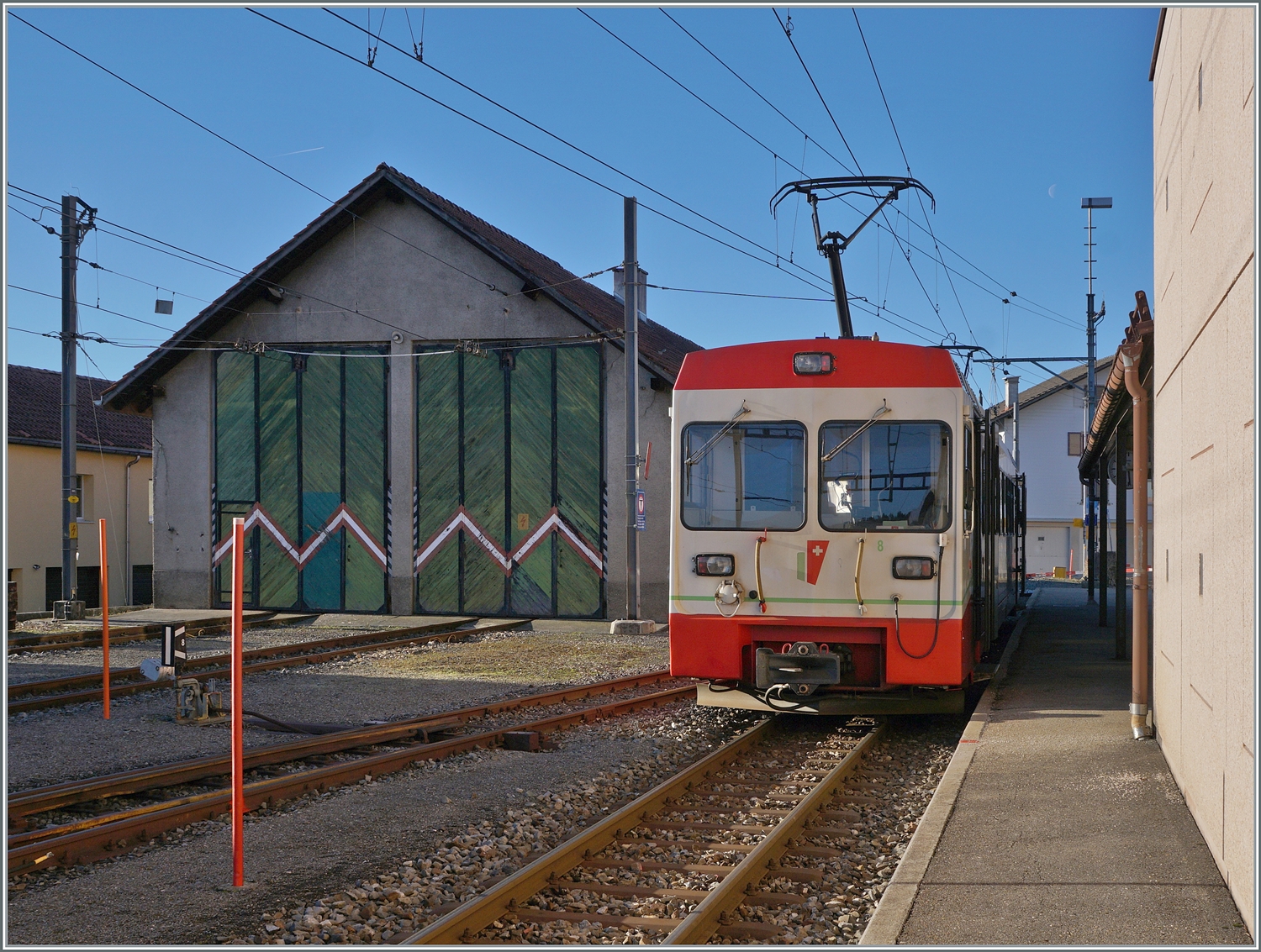 Der TRN tansN (ex. cnm) BDe 4/4 n° 8 ist in Les Pons-de-Martel angekommen und macht nun eine länger Pause (Taktlücke). 

3. Feb. 2024