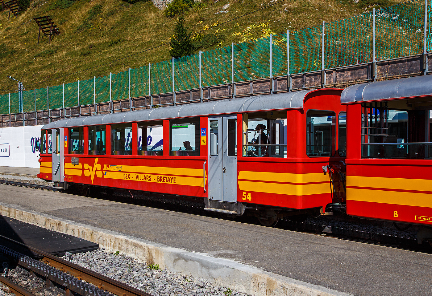 Der vierachsige 2.Klasse Steuerwagen tpc BVB Bt 54, eingereiht in einen Personenzug vor dem Wagen B 51und der Lok 4/4 32 „Villars“ am 10 September 2023 im Bergbahnhof Col-de-Bretaye (1.808 m ü. M.).

Der Wagen wurde 1953 von der SIG (Schweizerische Industrie-Gesellschaft) in Neuhausen am Rheinfall gebaut, die Elektrik ist von der MFO (Maschinenfabrik Oerlikon). Der Wagen hat ein Eigengewicht von 9 t und hat 47 Sitzplätze sowie 50 Stehplätze.

Heute sind diese Garnituren nicht mehr im Planeinsatz. Hier an dem Wochenende (08 bis 10 September 2023) feiert die TPC 125 Jahre BVB! (Les TPC célèbrent les 125 ans du BVB!). So kamen auch historische Züge und Triebwagen zum Einsatz.
