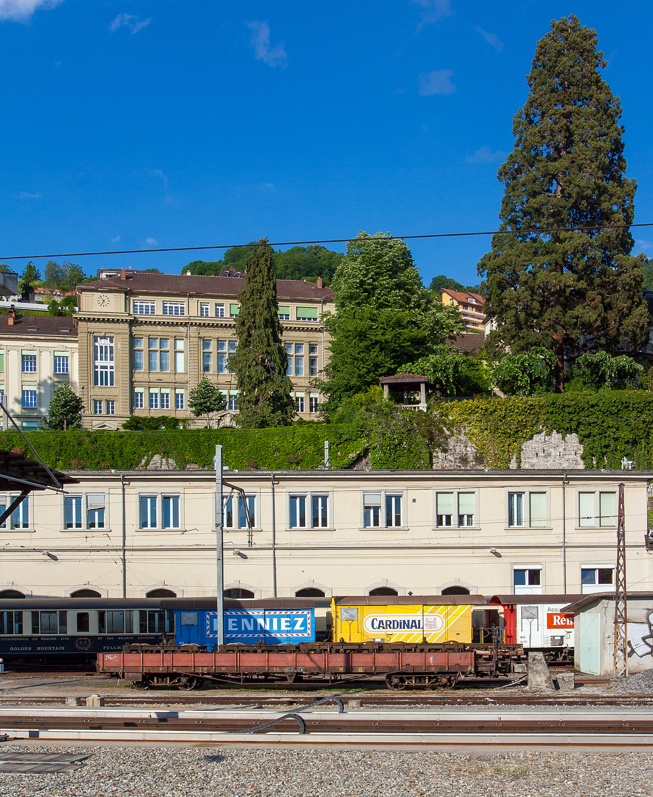 Der vierachsige Flachwagen Baudienst (Niederbordwagen) MOB X 15, ex MOB Rko 825 Flachwagen mit Stirnwänden und Rungen. ex MOB O 823, ist am 28 Mai 2012 im Bahnhof Montreux abgestellt. Dahinter drei gedeckte Güterwagen u.a. recht MOB Gk 501, dahinter noch ein Pullmanzug. Aufnahme aus einem Zug heraus.

Der schmalspurige Drehgestell-Güterwagen mit Bremserbühne wurde 1914 von der SWS (Schweizerische Wagonsfabrik AG in Schlieren) gebaut und als Flachwagen mit Stirnwänden und sechs klappbaren Rungen pro Seite O 823 an die MOB (Montreux–Berner Oberland-Bahn) geliefert, 1973 erfolgte die Umbezeichnung in Rko 823. Im Jahr 1976 erfolgte der Umbau (mit Aufbau von steckbaren Metallwänden an Seite und Stirnwand) zum Baudienst-Wagen und 1977 die Umbezeichnung zum X 15.
	
TECHNISCHE DATEN:
Hersteller: SWS (1914) / MOB (Umbau 1976)
Spurweite: 1.000 mm (Meterspur)
Achsanzahl: 4 (in 2 Drehgestellen)
Länge über Puffer: 14.500 mm 
Höhe: 2.050 mm
Breite: 2.550 mm
Drehzapfenabstand: 8.960 mm 
Achsabstand im Drehgestellt: 1.600 mm
Laufraddurchmesser: 750 mm
Eigengewicht: 9.800 kg
Max. Ladelänge: 12.830 mm
Ladefläche: 32,0 m²
Max. Ladegewicht: 15 t
Höchstgeschwindigkeit: 50 km/h
Kupplungen: Mittelpuffer mit einer Schraubenkupplungen (Zp 1)
